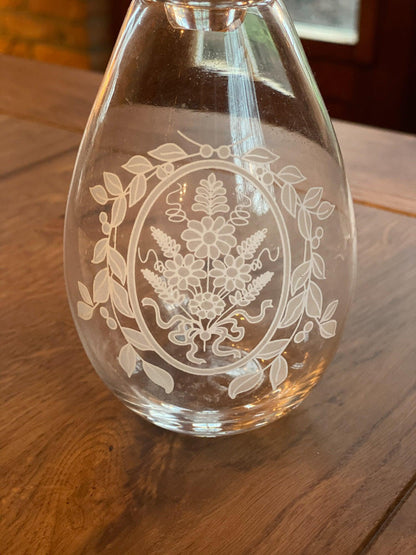 Karafje met ingegraveerde bloemen - Bamestra Curiosa