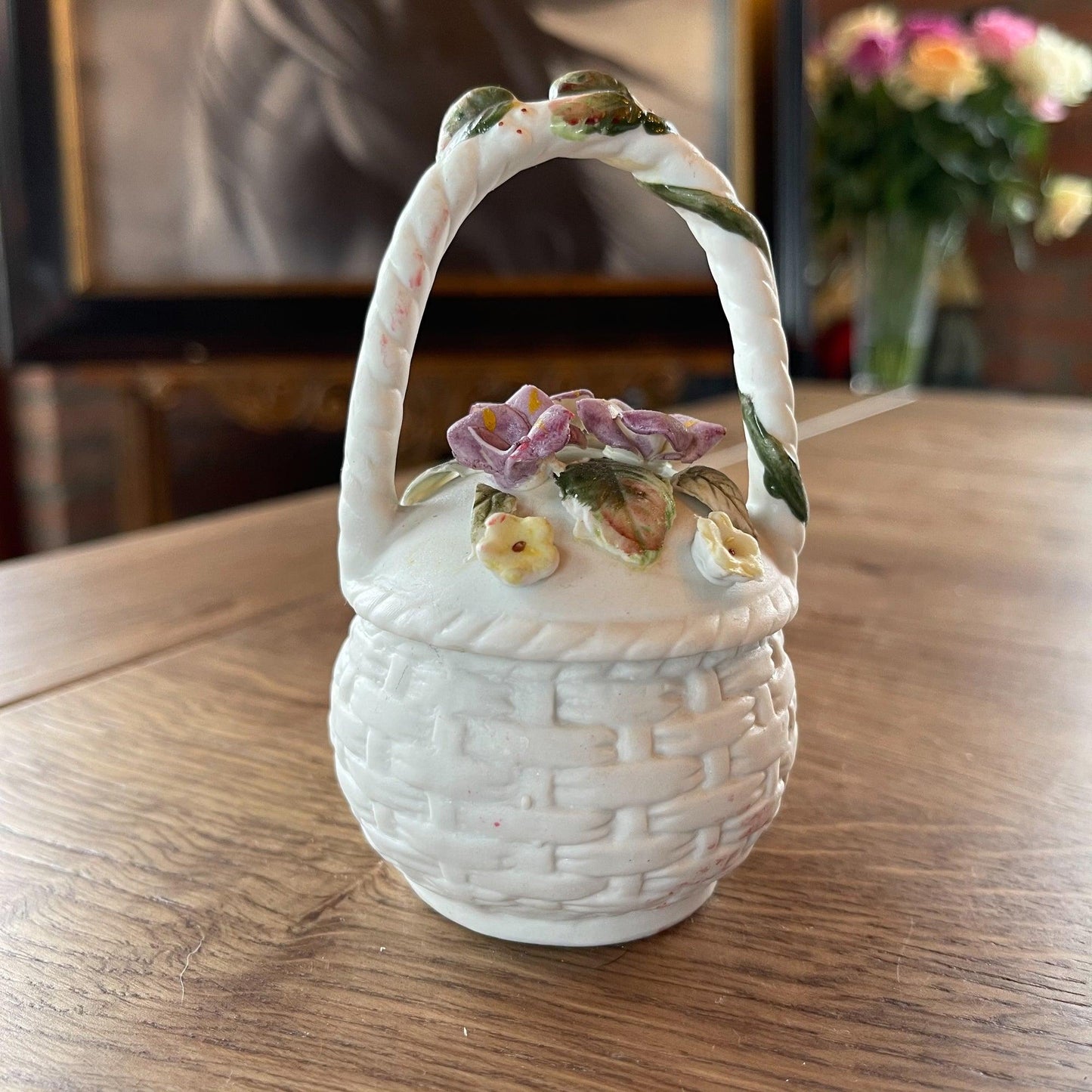 Mandje van porselein met bloemen - Bamestra Curiosa