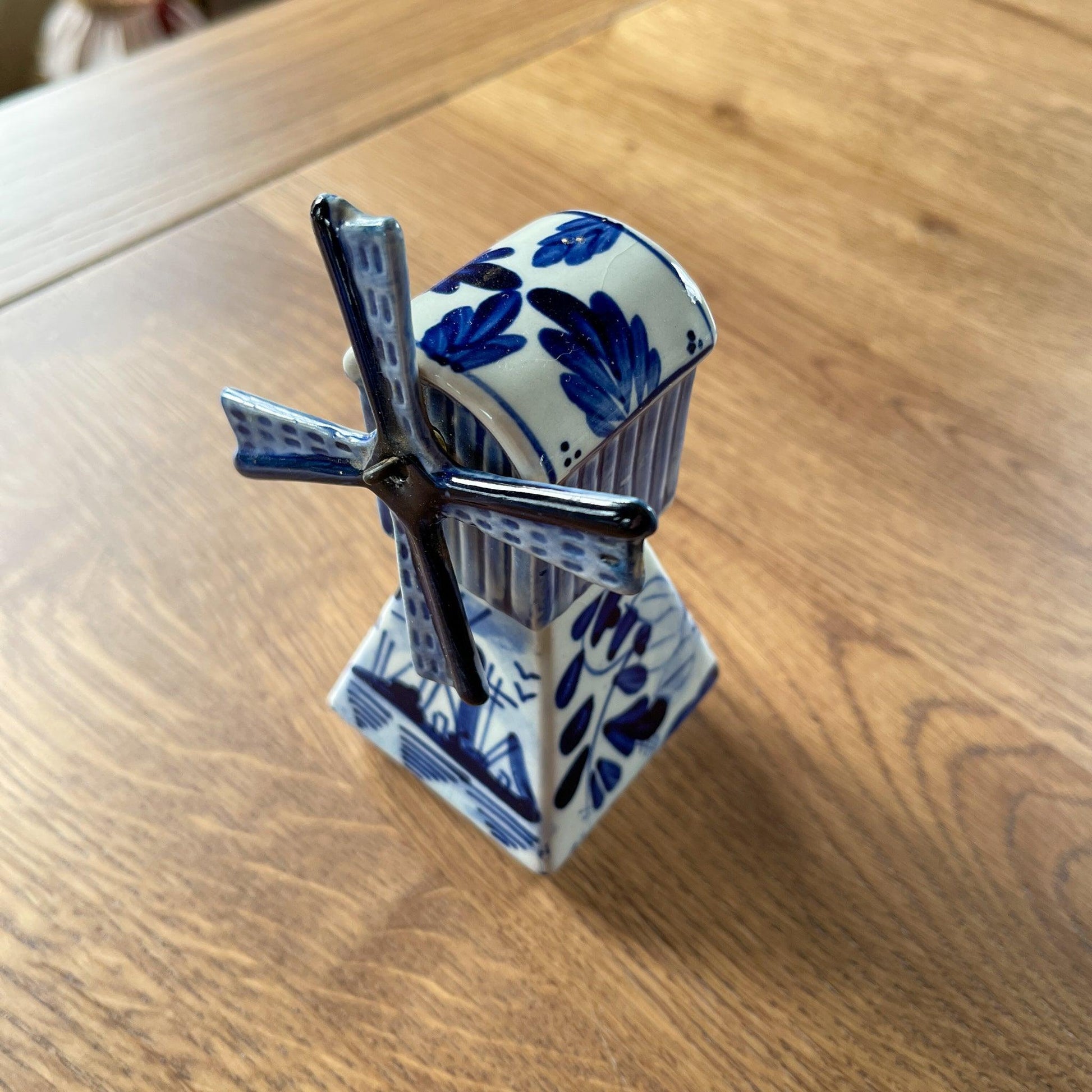 Molentje Delfts Blauw - Bamestra Curiosa