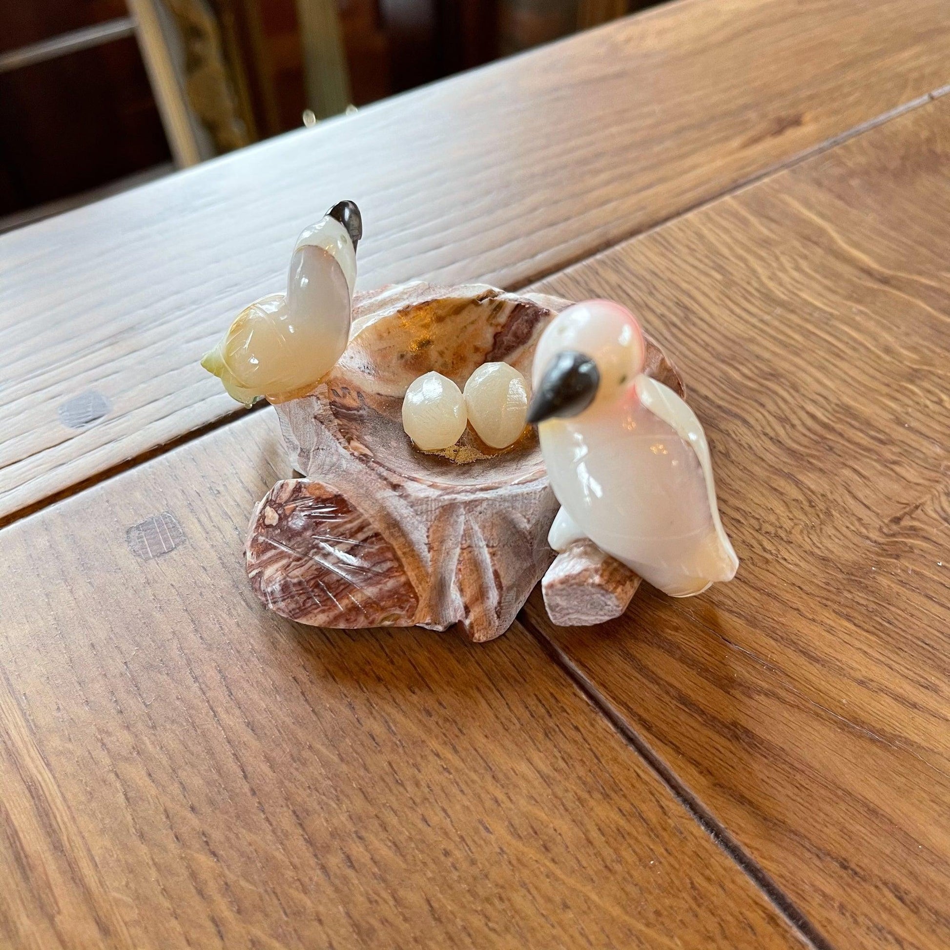 Natuurstenen beeldje van papegaaien in nestje - Bamestra Curiosa