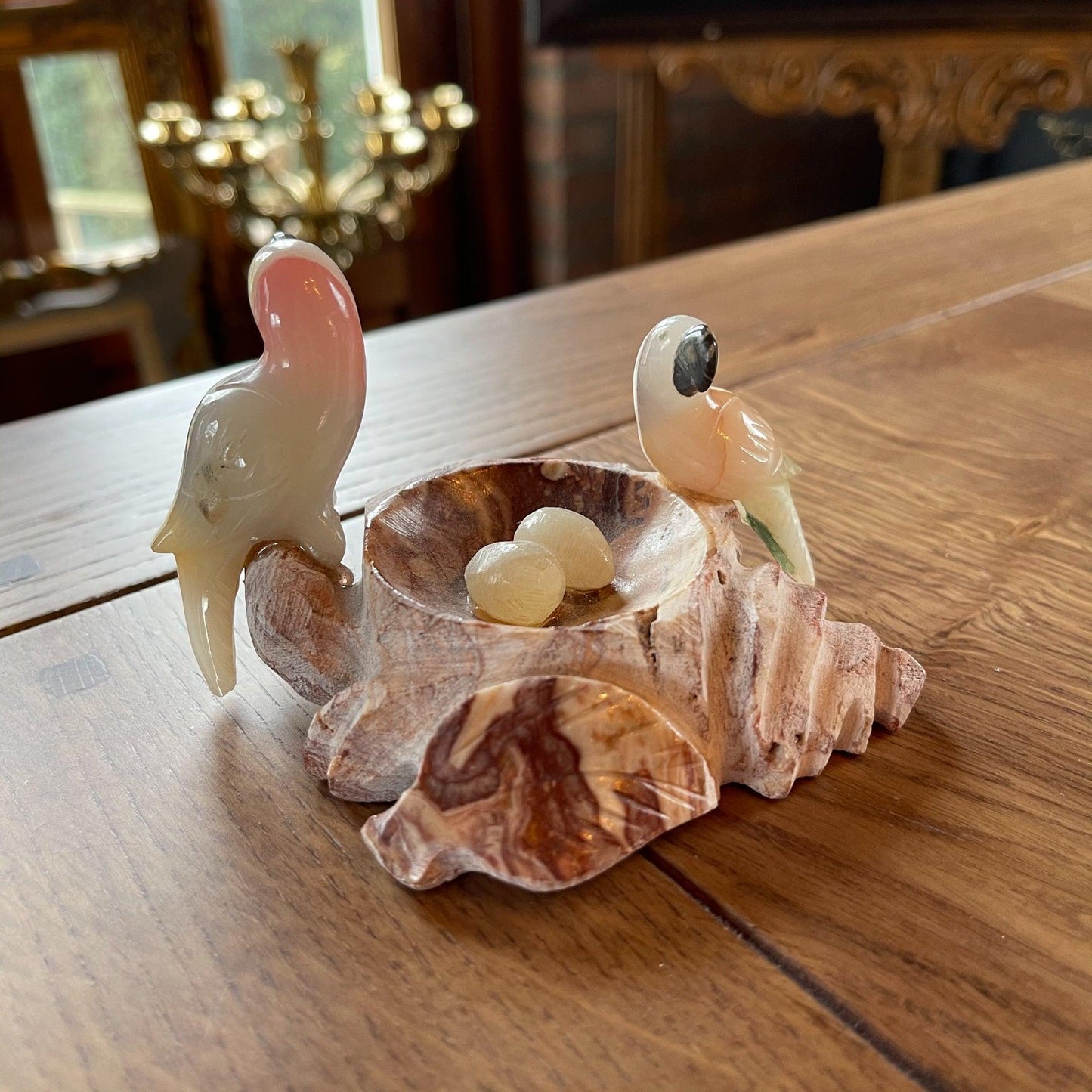 Natuurstenen beeldje van papegaaien in nestje - Bamestra Curiosa