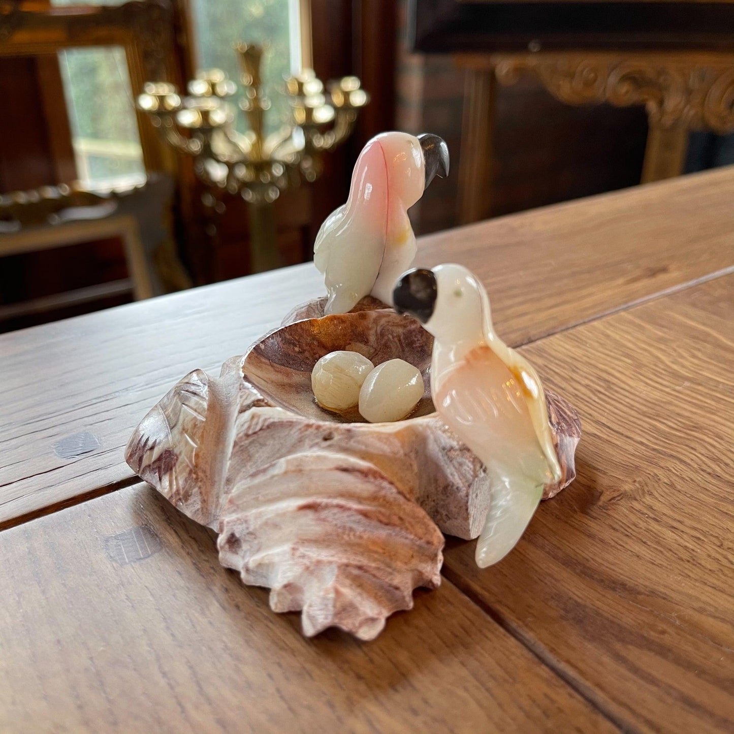 Natuurstenen beeldje van papegaaien in nestje - Bamestra Curiosa