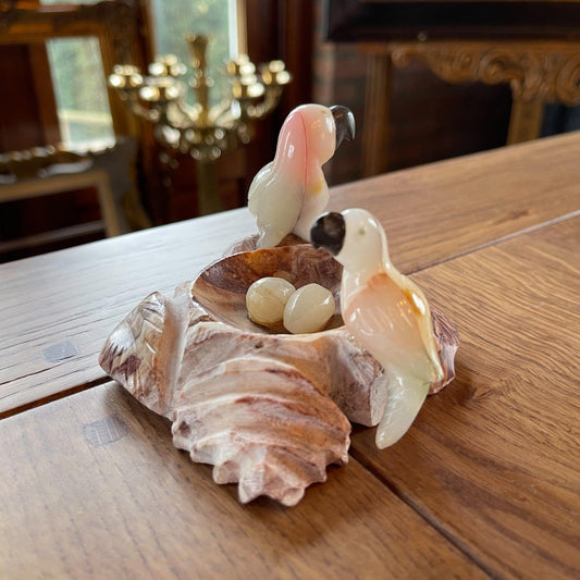 Natuurstenen beeldje van papegaaien in nestje - Bamestra Curiosa