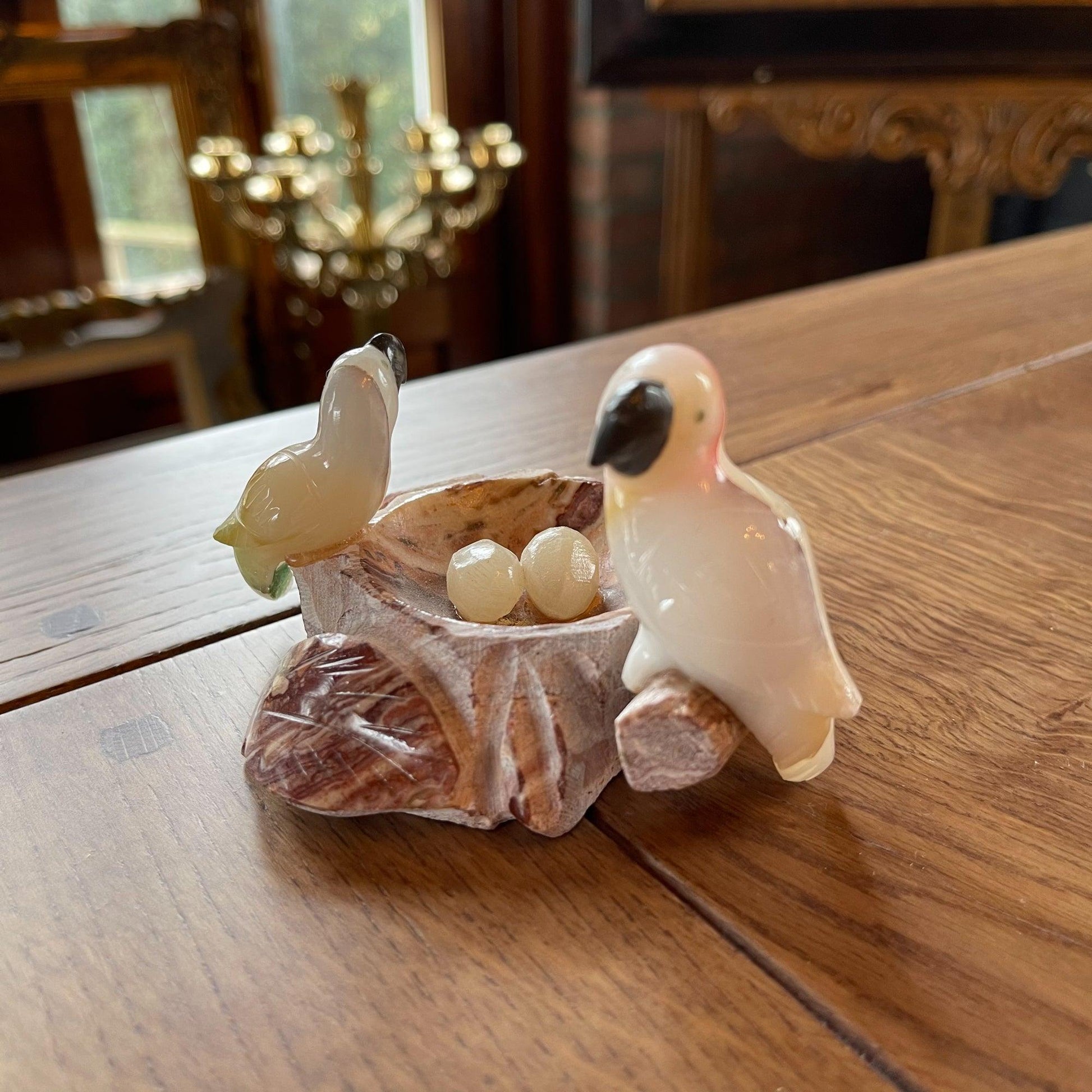 Natuurstenen beeldje van papegaaien in nestje - Bamestra Curiosa