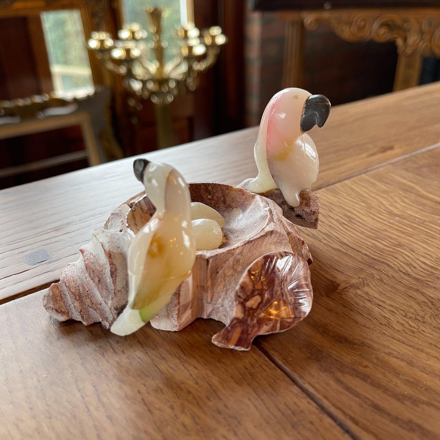 Natuurstenen beeldje van papegaaien in nestje - Bamestra Curiosa