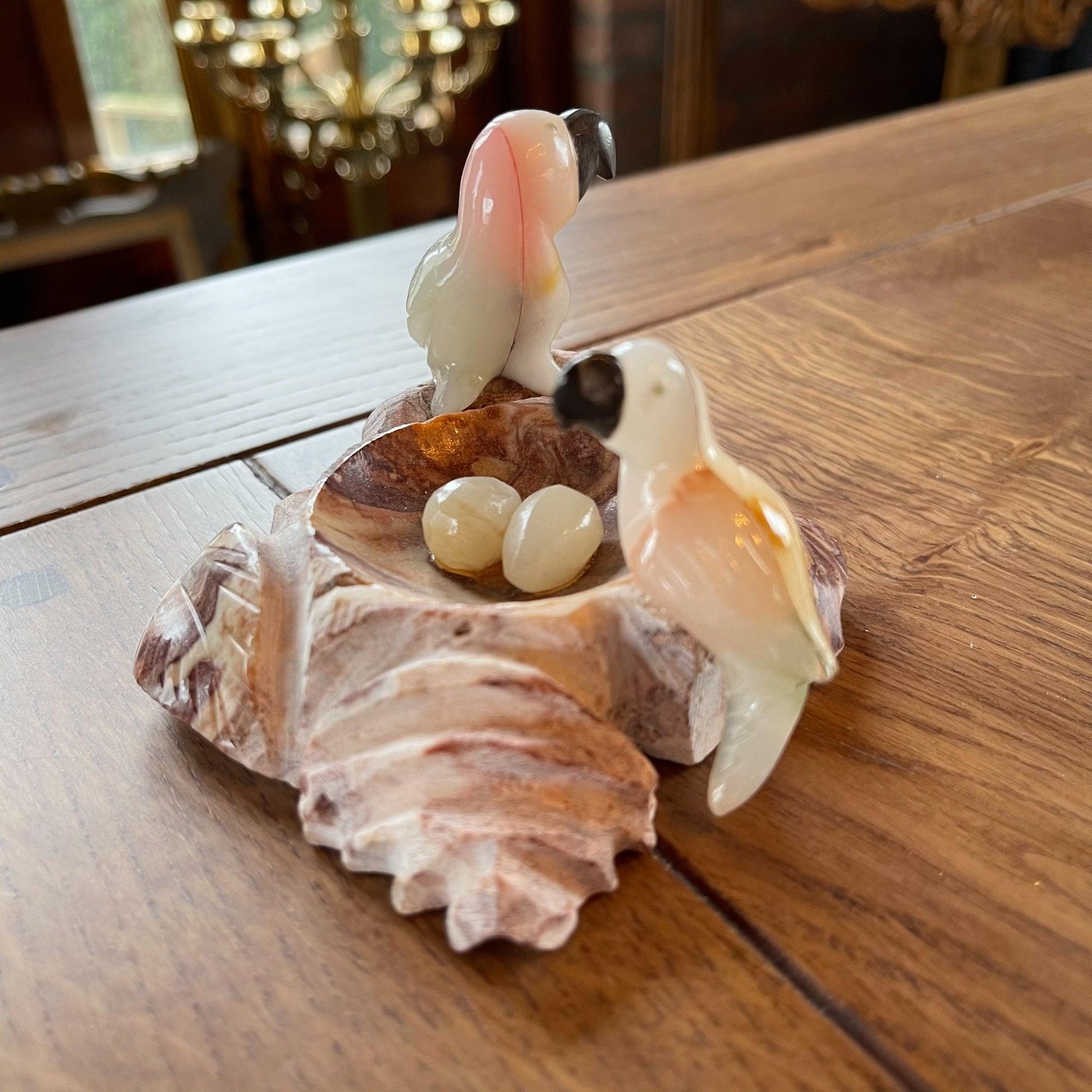 Natuurstenen beeldje van papegaaien in nestje - Bamestra Curiosa