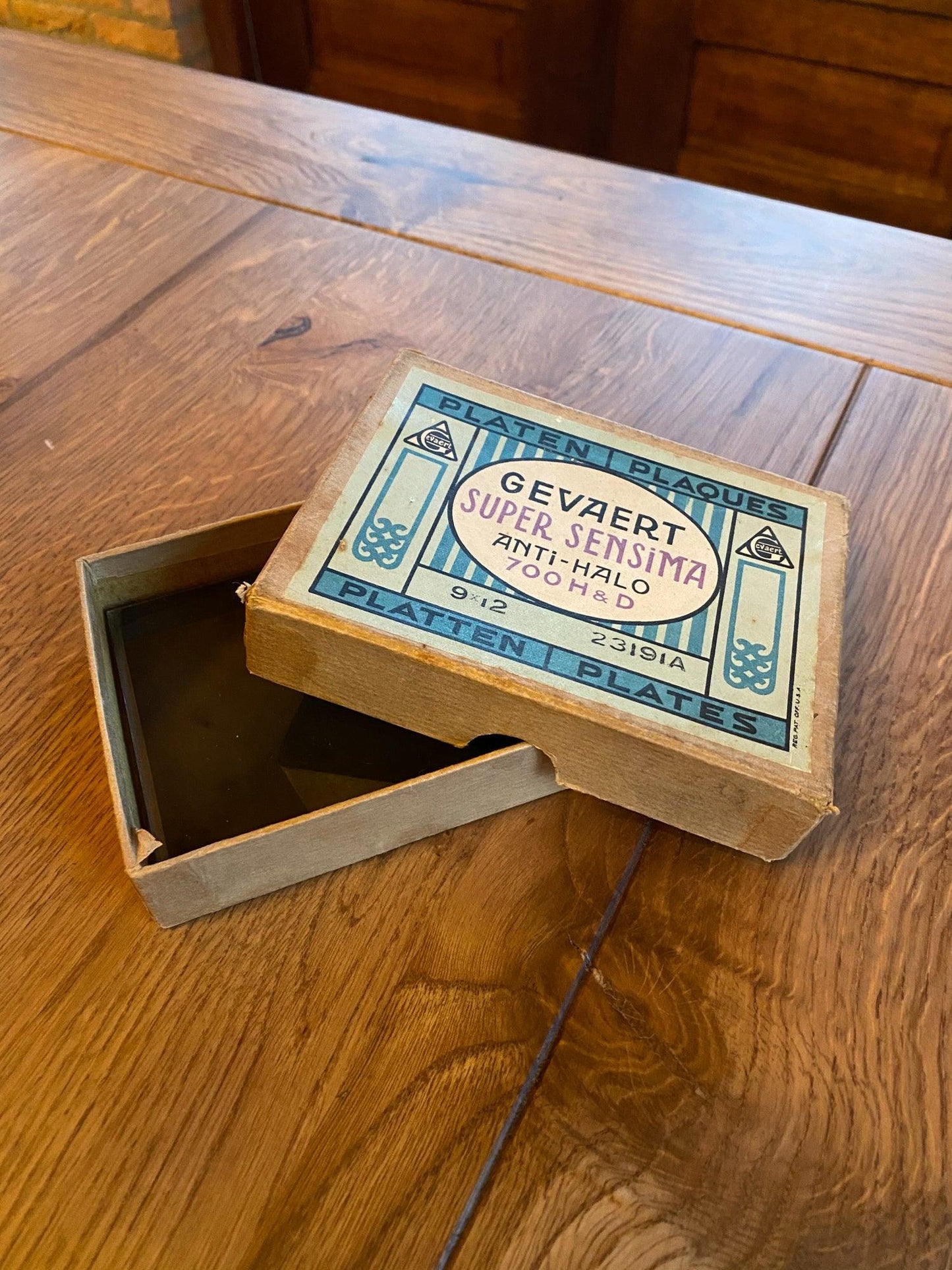 Oud doosje met glasnegatieven - Bamestra Curiosa