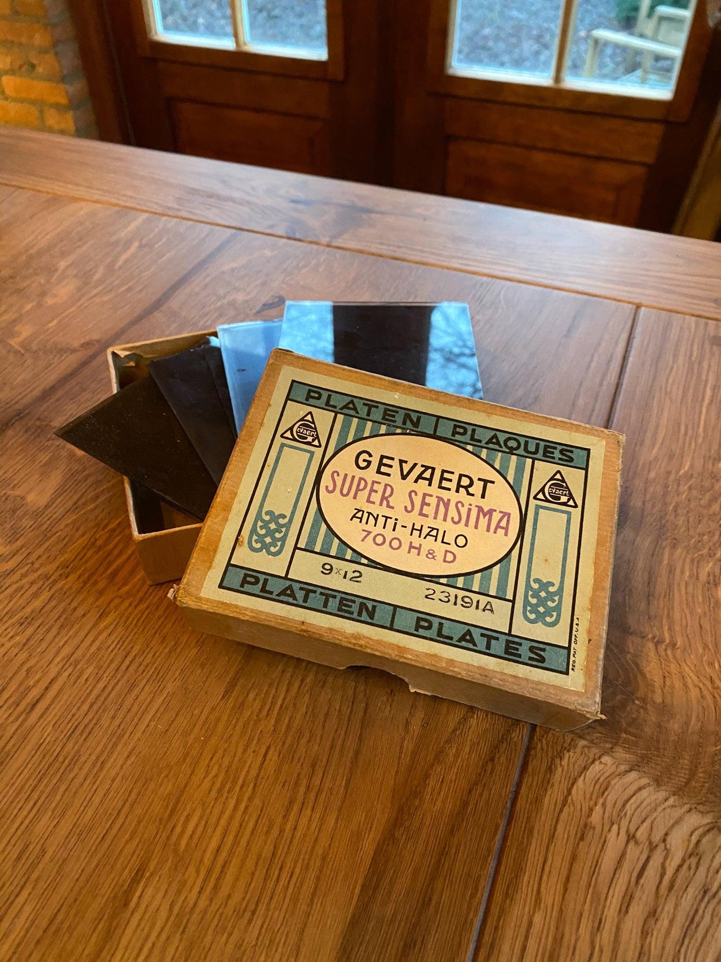 Oud doosje met glasnegatieven - Bamestra Curiosa