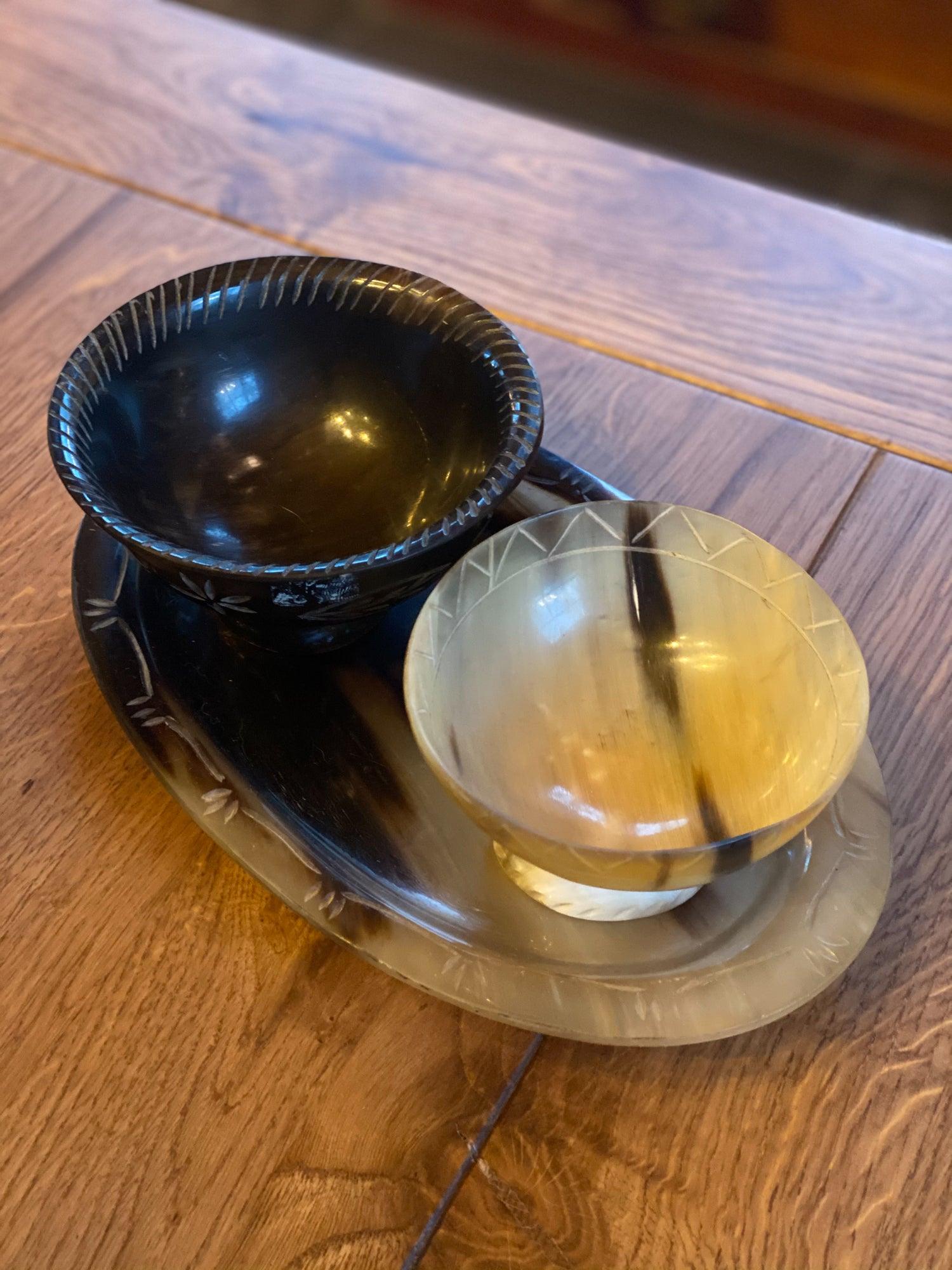 Plateau met 2 kommetjes gemaakt van schildpad schild - Bamestra Curiosa