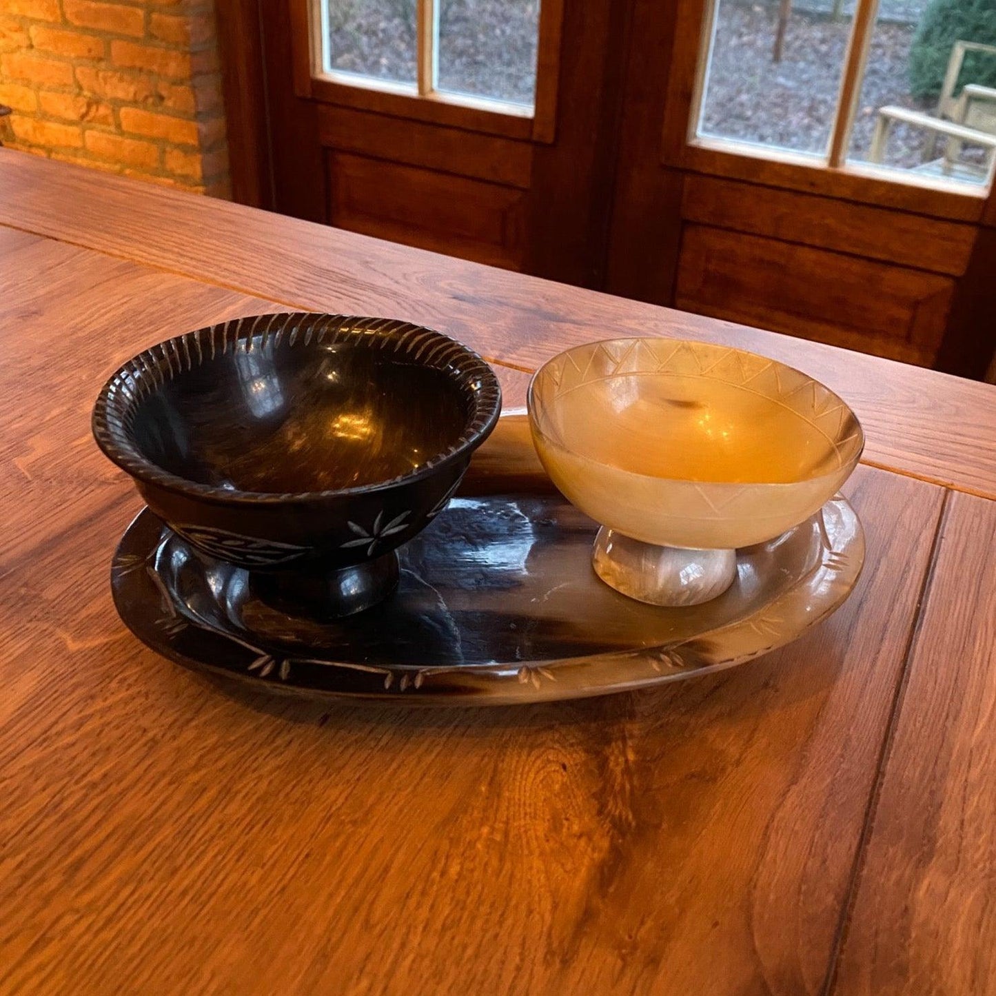 Plateau met 2 kommetjes gemaakt van schildpad schild - Bamestra Curiosa