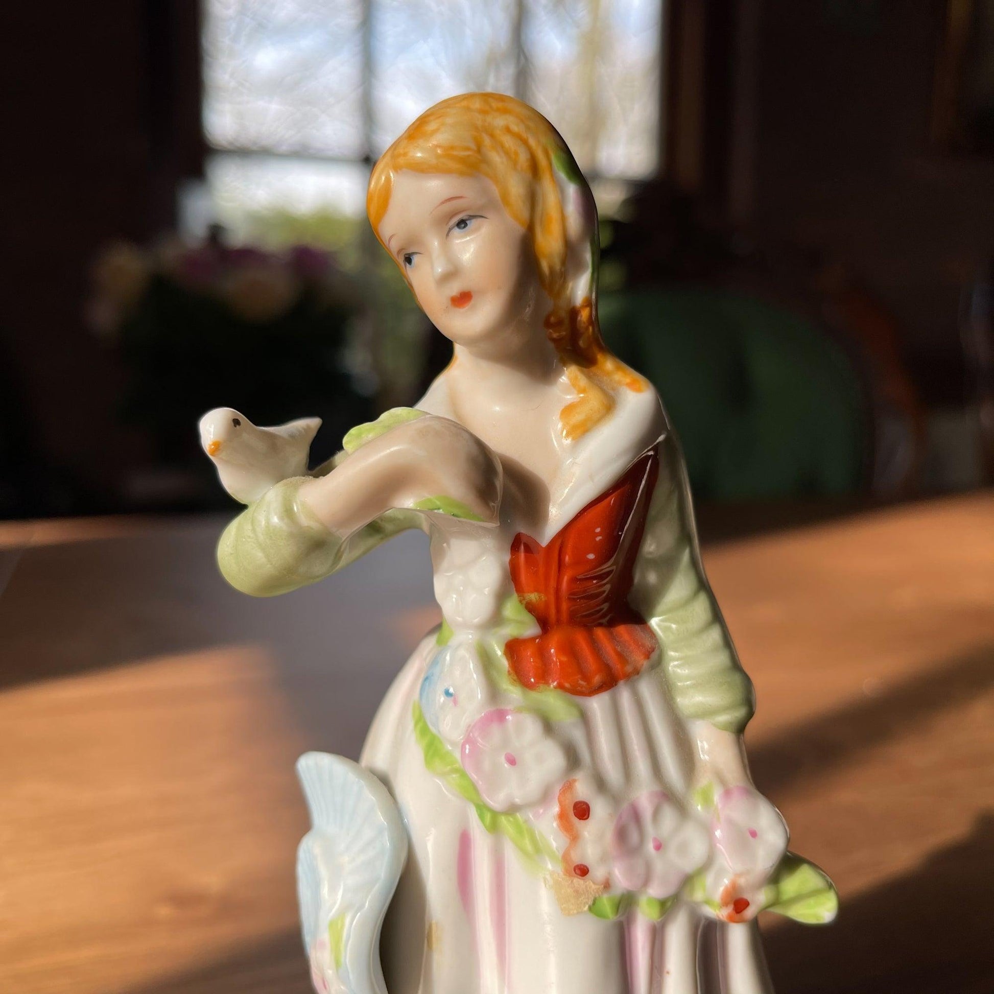 Porseleinen beeldje - Bamestra Curiosa