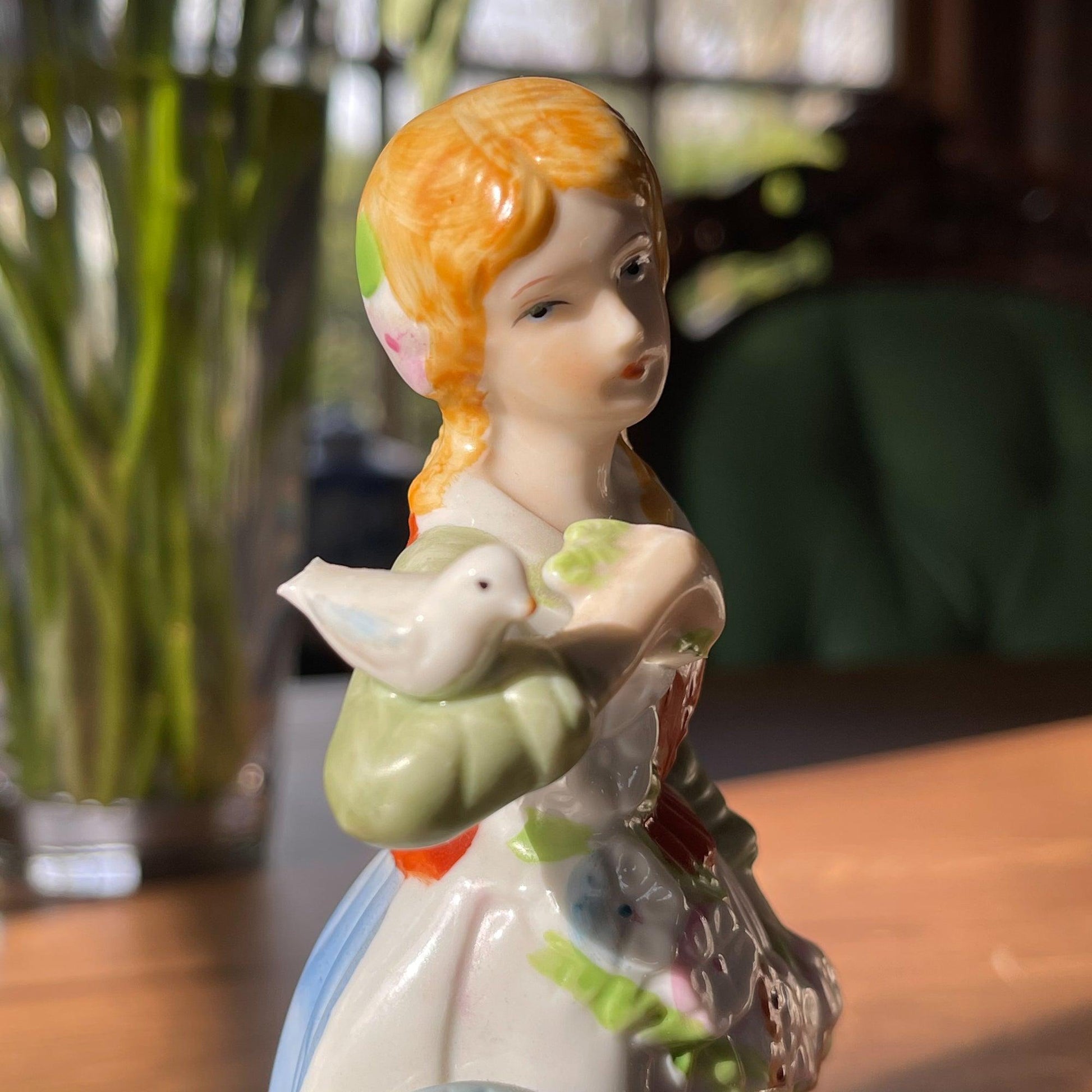 Porseleinen beeldje - Bamestra Curiosa