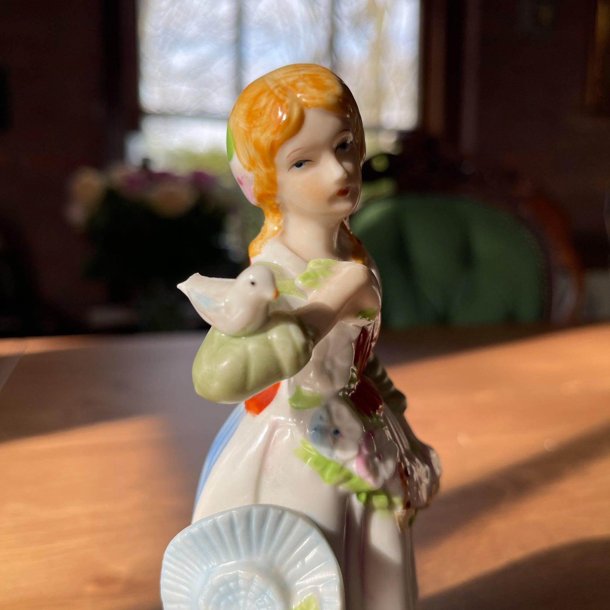 Porseleinen beeldje - Bamestra Curiosa