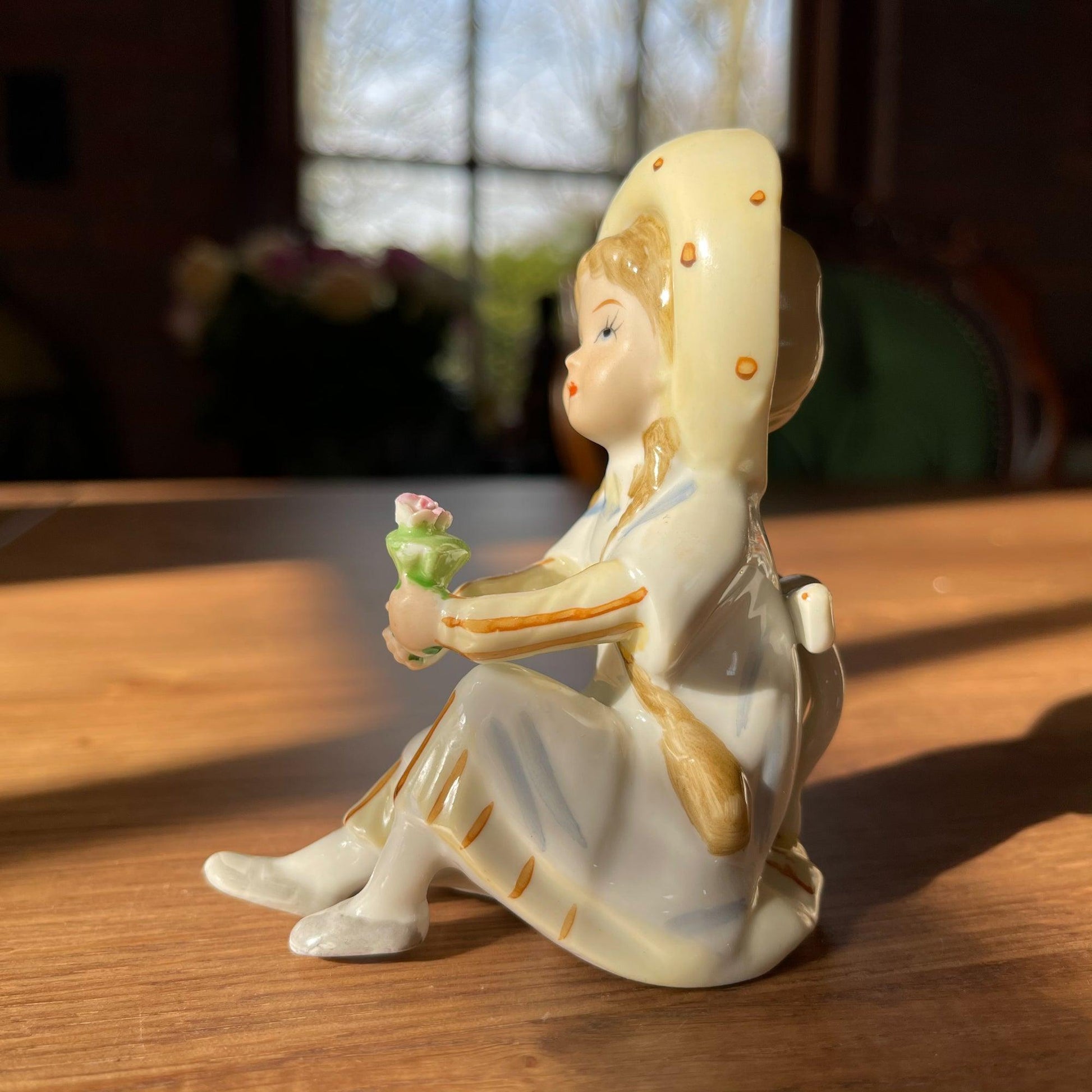 Porseleinen beeldje - Bamestra Curiosa