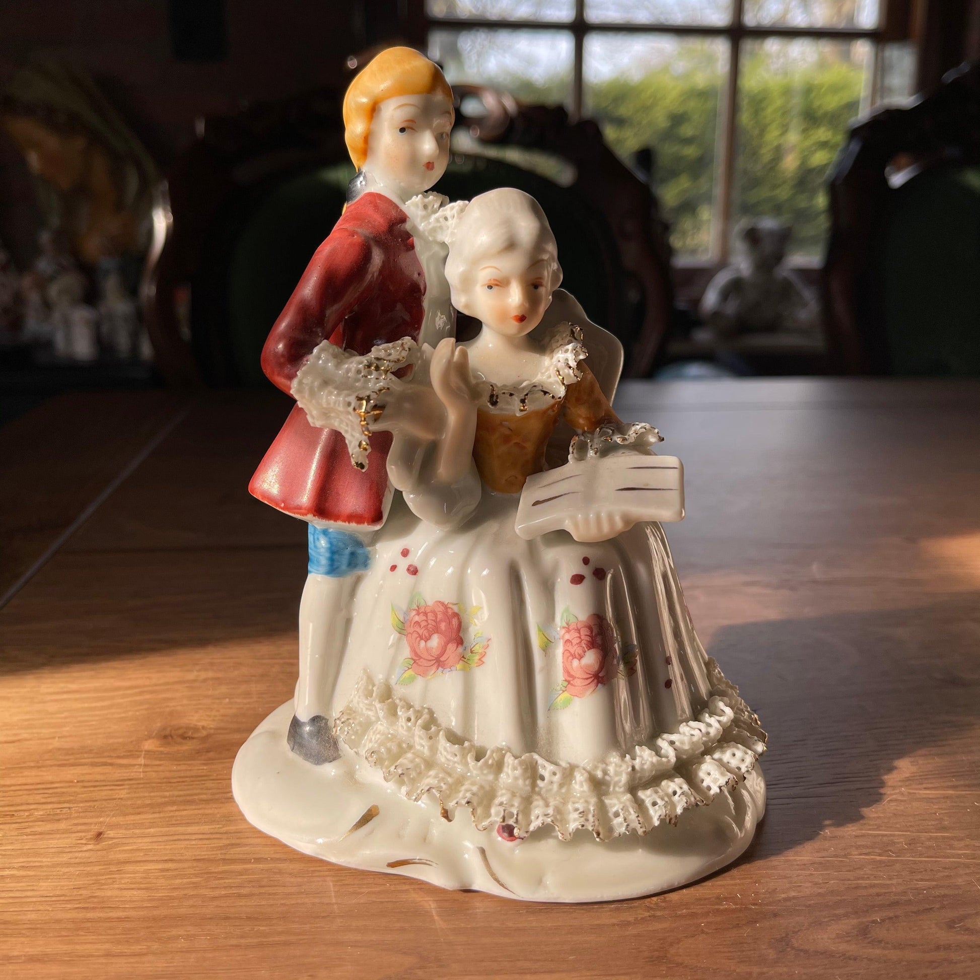 Porseleinen beeldje - Bamestra Curiosa