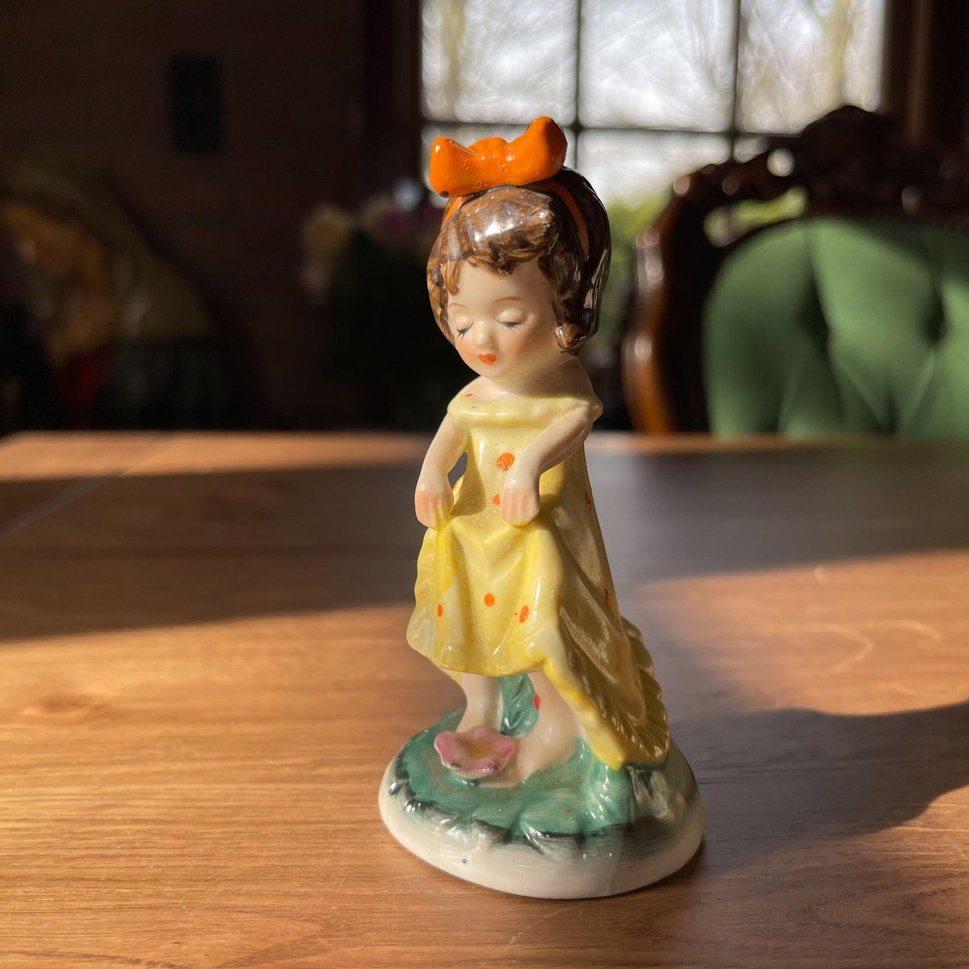 Porseleinen beeldje - Bamestra Curiosa