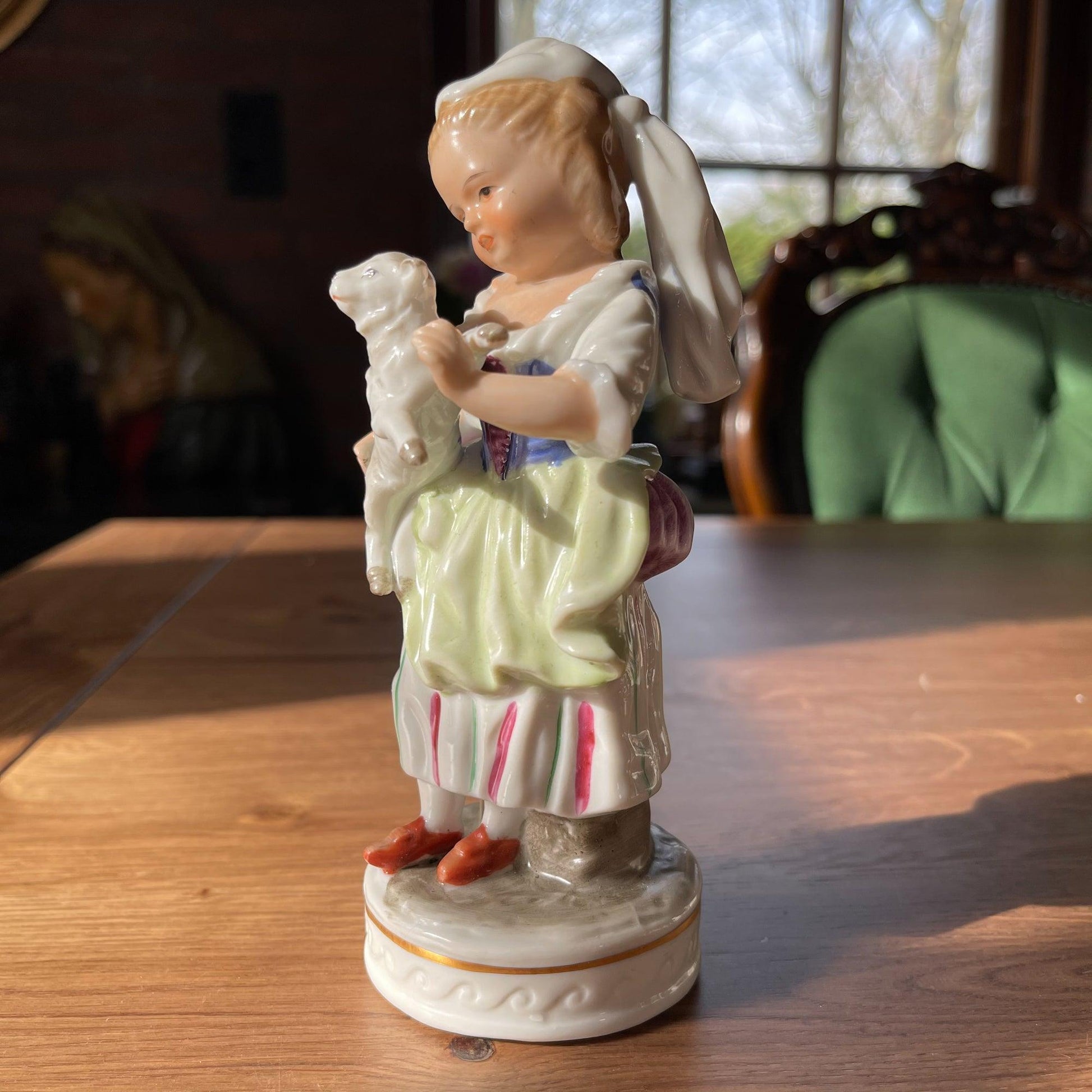 Porseleinen beeldje meisje met lammetje - Bamestra Curiosa