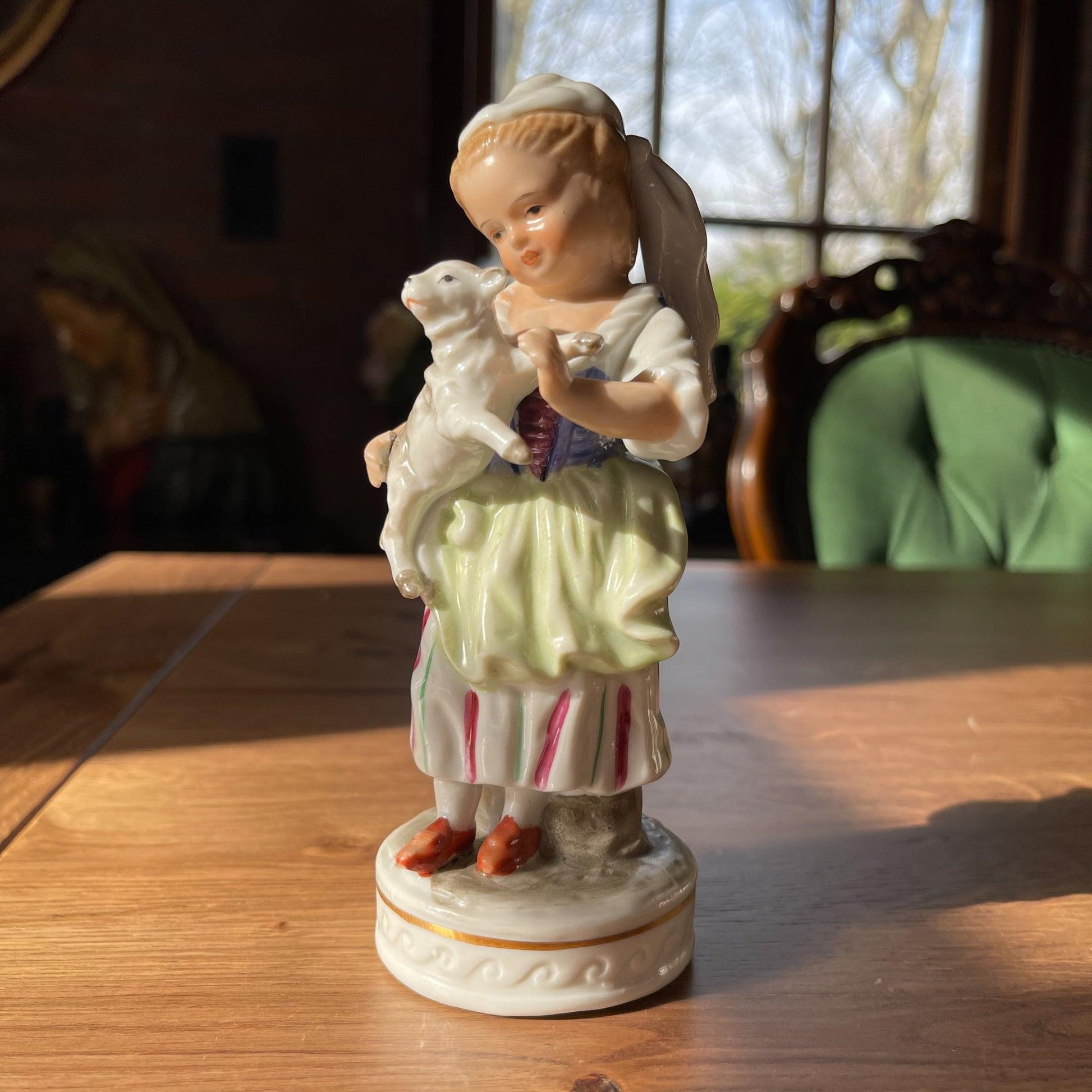 Porseleinen beeldje meisje met lammetje - Bamestra Curiosa