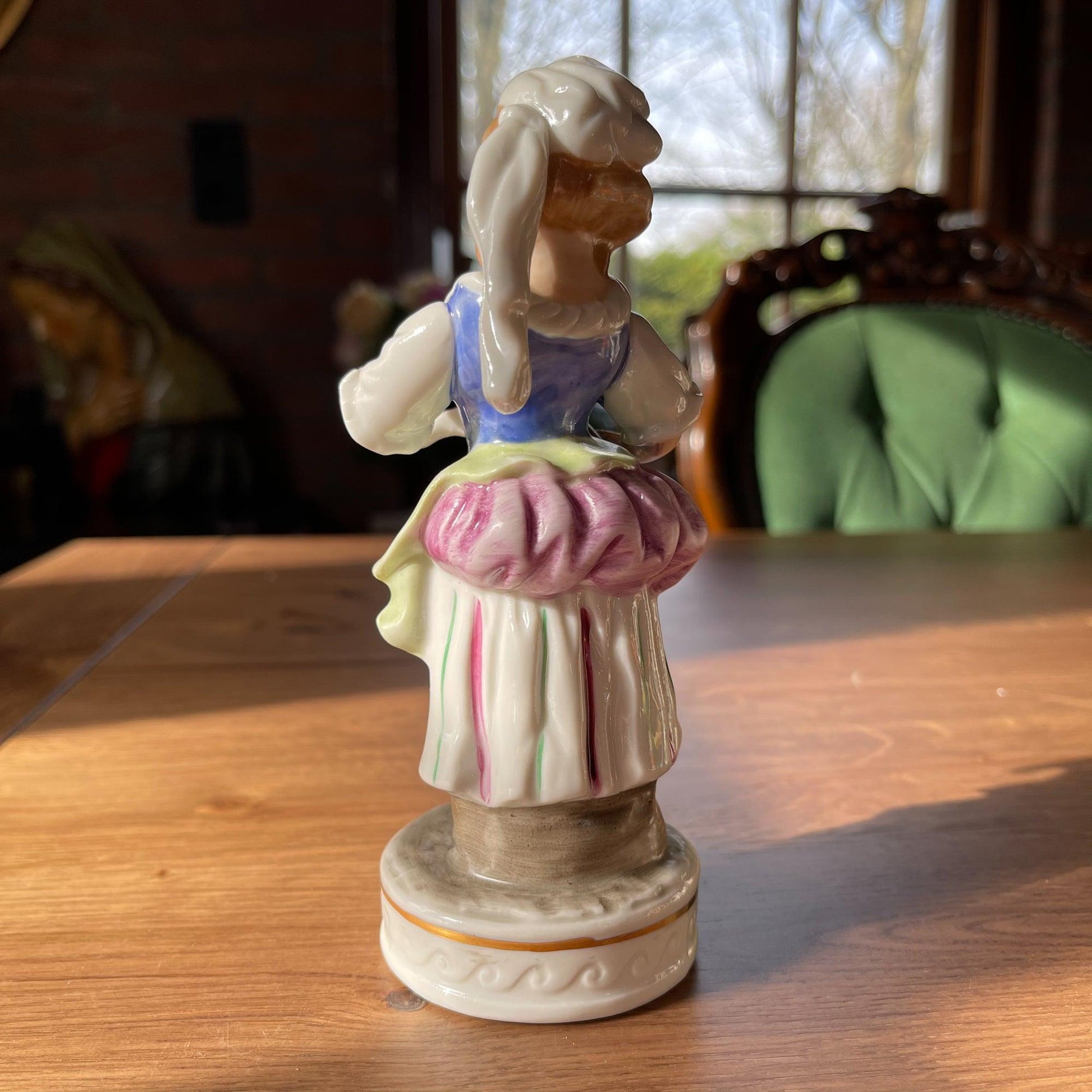 Porseleinen beeldje meisje met lammetje - Bamestra Curiosa