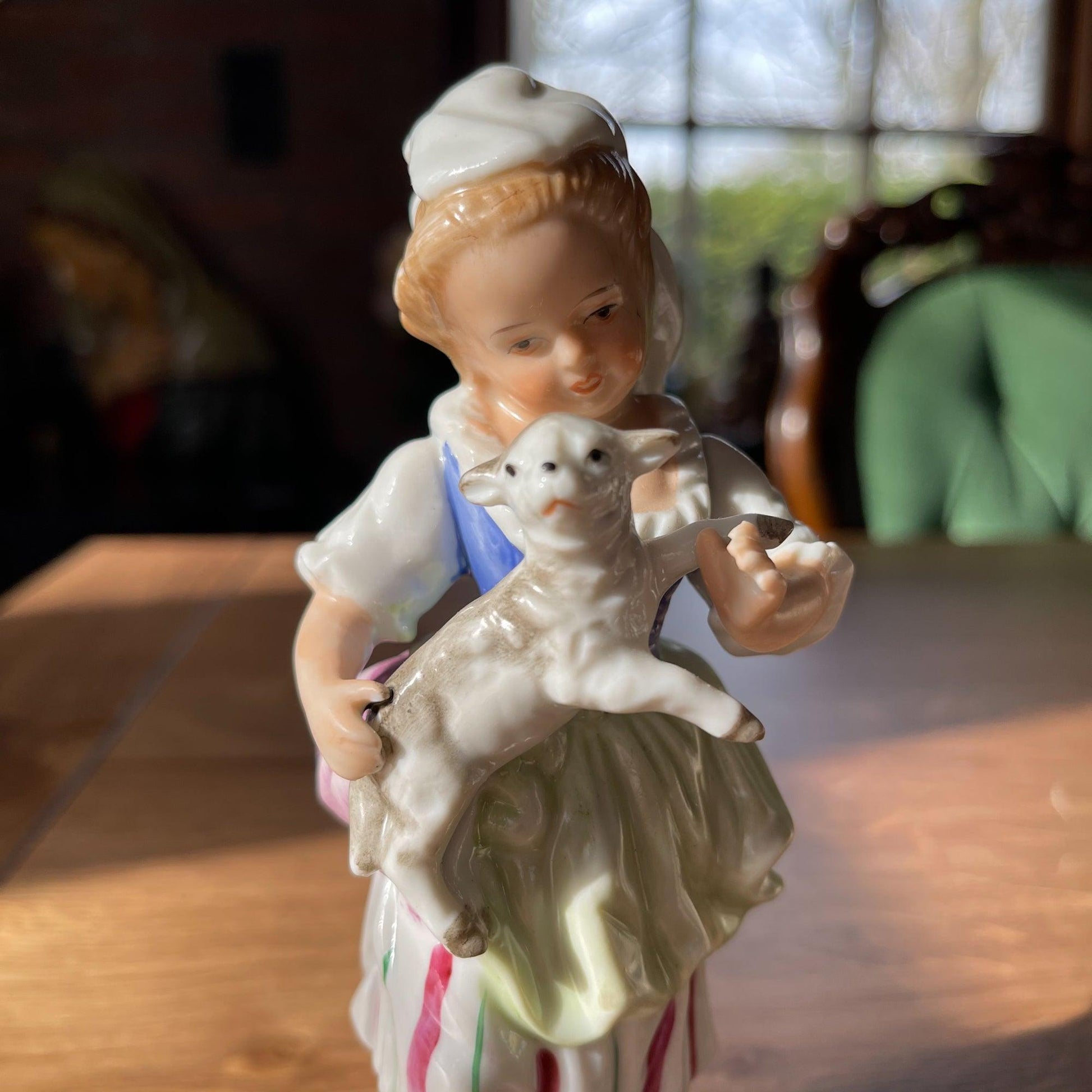 Porseleinen beeldje meisje met lammetje - Bamestra Curiosa