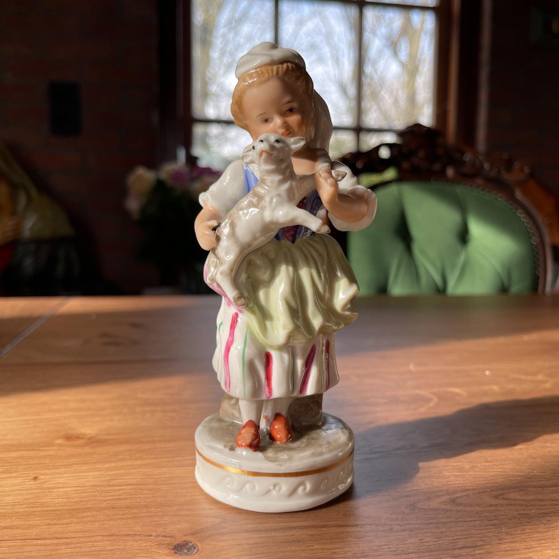 Porseleinen beeldje meisje met lammetje - Bamestra Curiosa