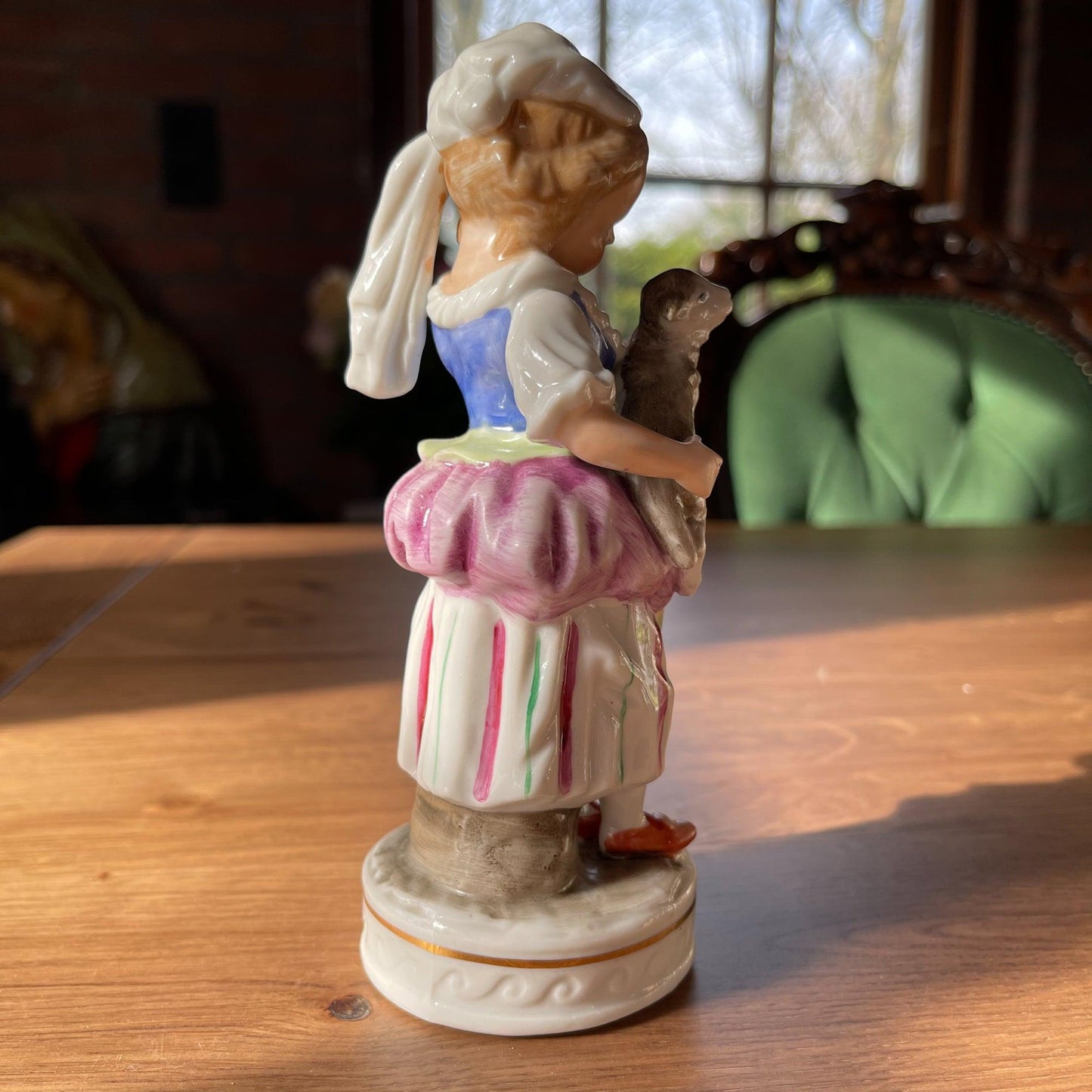 Porseleinen beeldje meisje met lammetje - Bamestra Curiosa