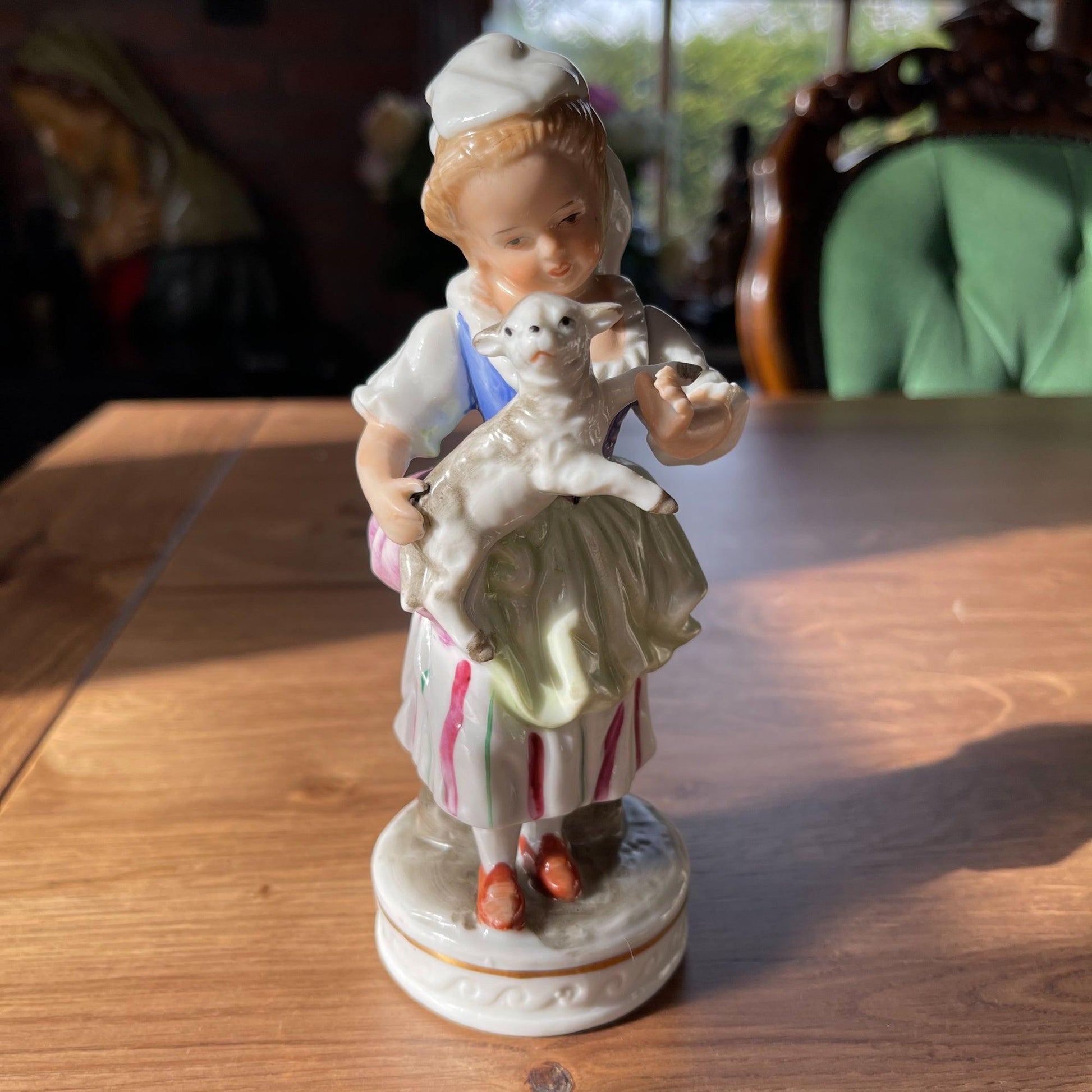 Porseleinen beeldje meisje met lammetje - Bamestra Curiosa