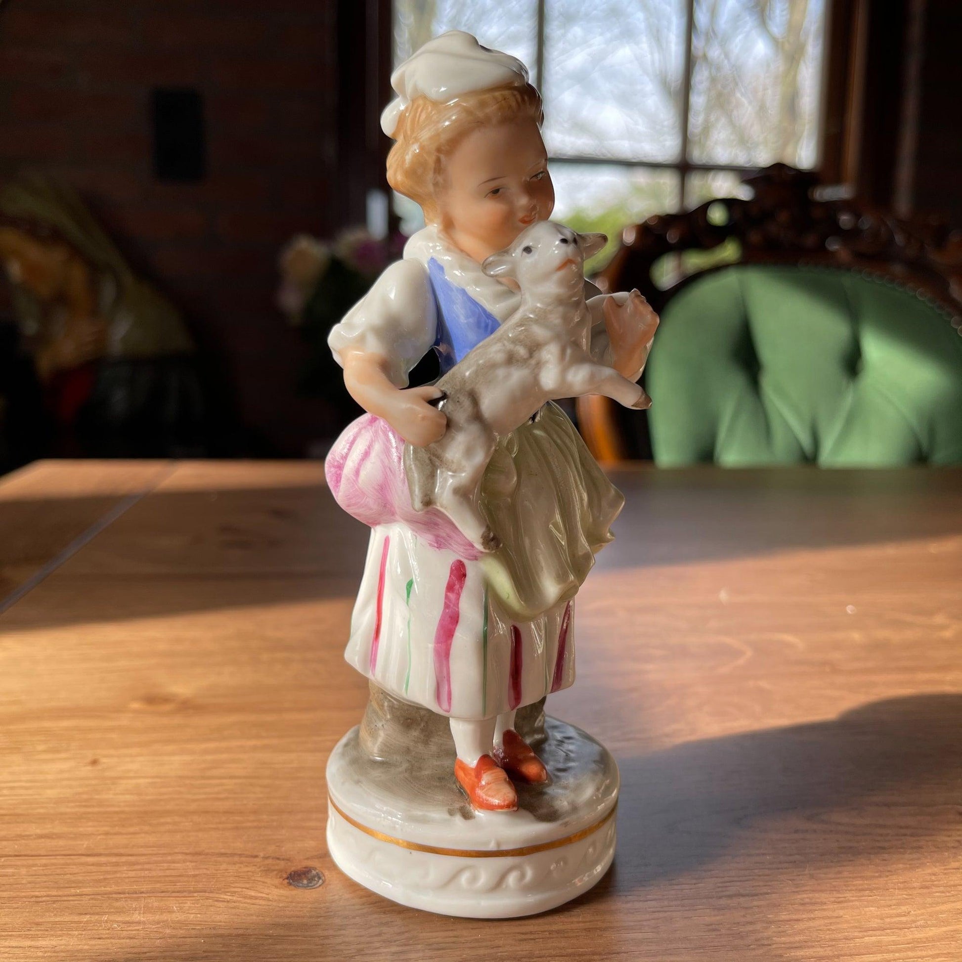 Porseleinen beeldje meisje met lammetje - Bamestra Curiosa