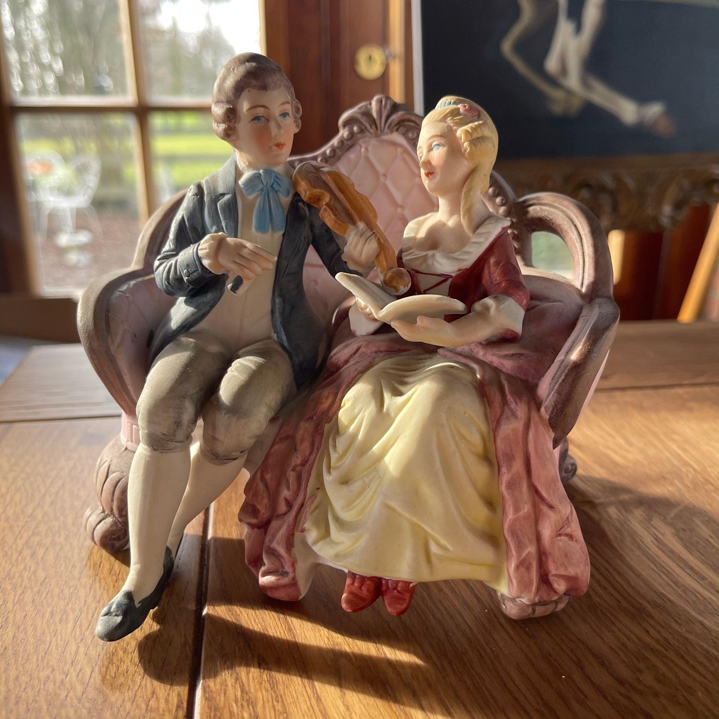 Porseleinen biscuit beeldje - Bamestra Curiosa