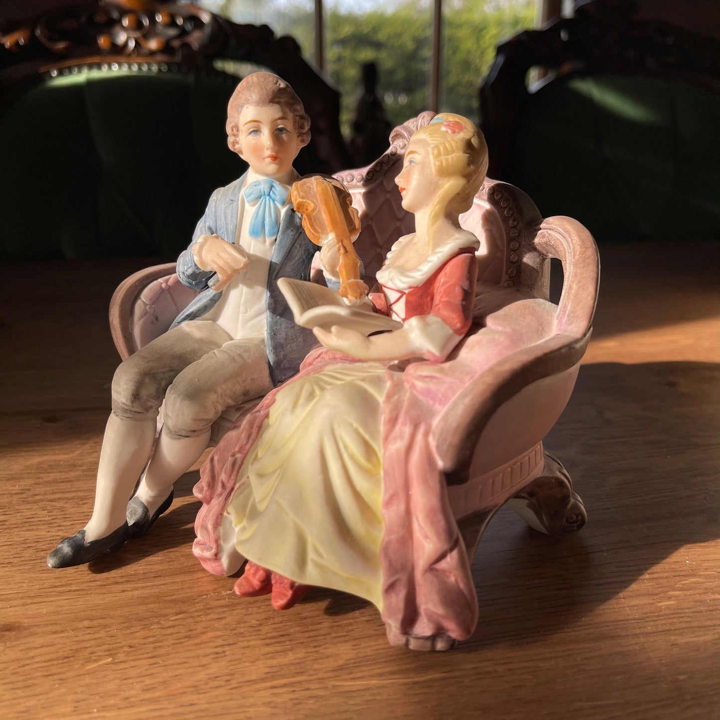 Porseleinen biscuit beeldje - Bamestra Curiosa