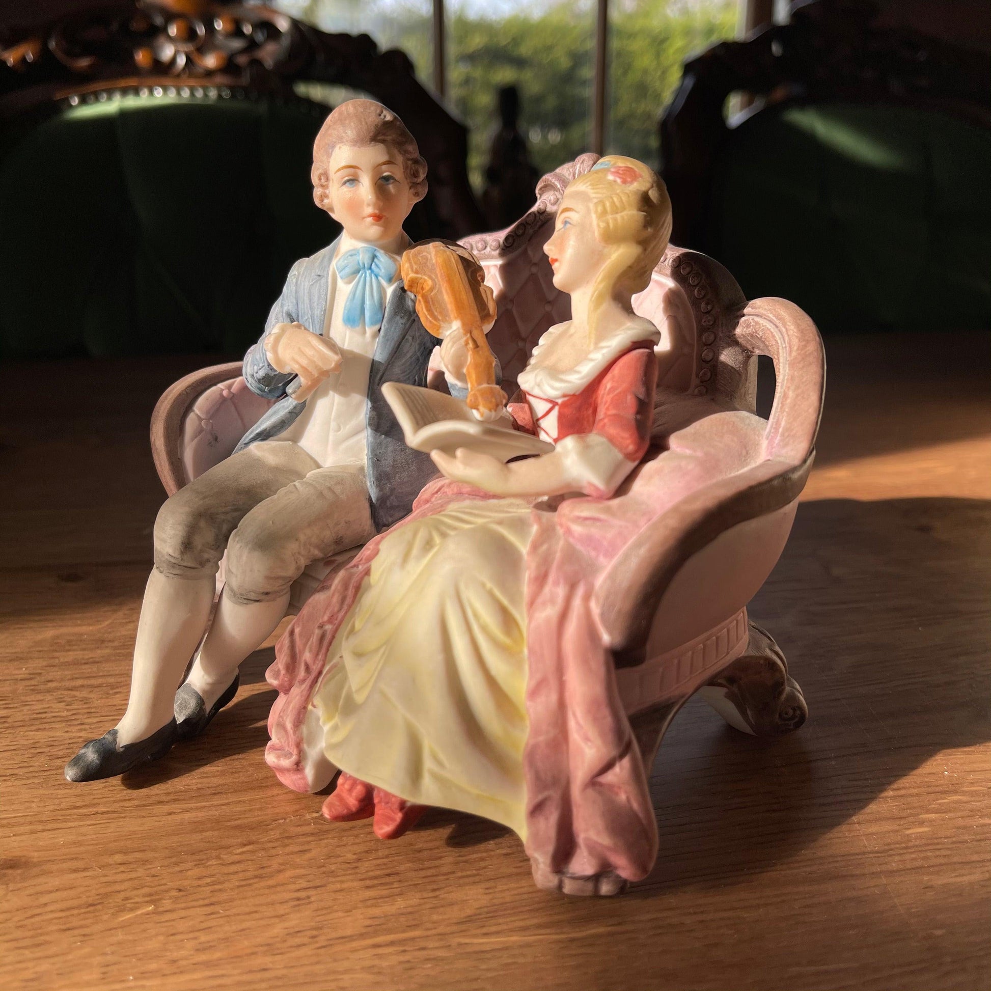 Porseleinen biscuit beeldje - Bamestra Curiosa