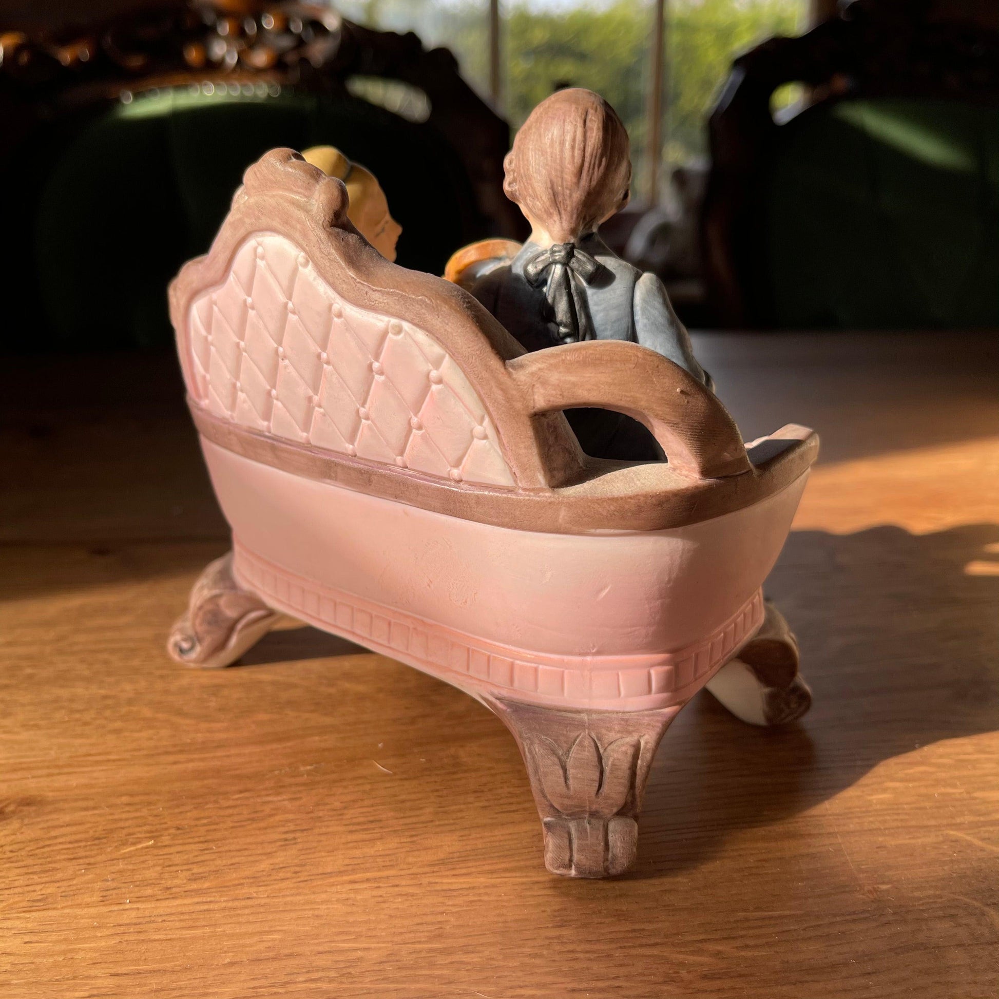 Porseleinen biscuit beeldje - Bamestra Curiosa