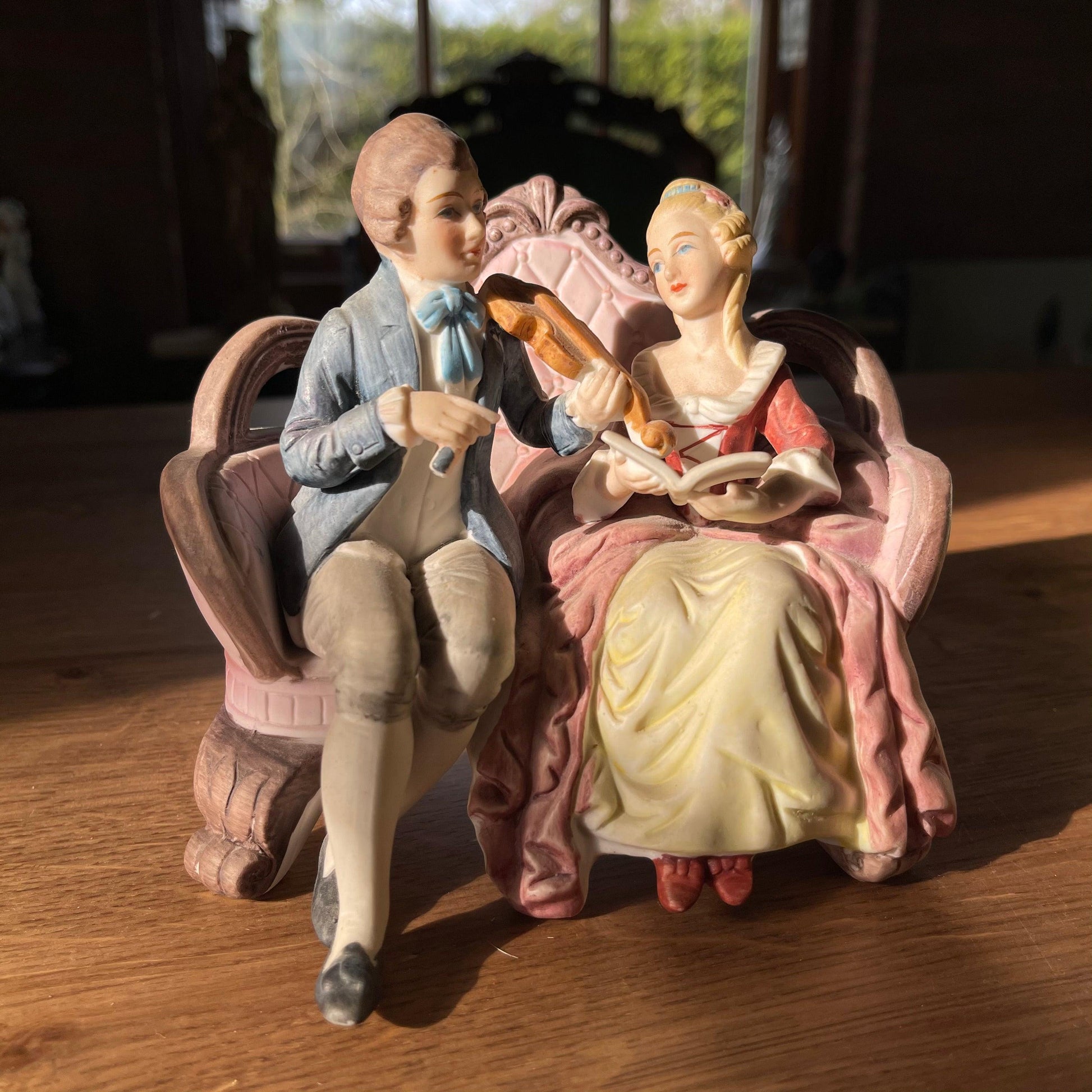 Porseleinen biscuit beeldje - Bamestra Curiosa