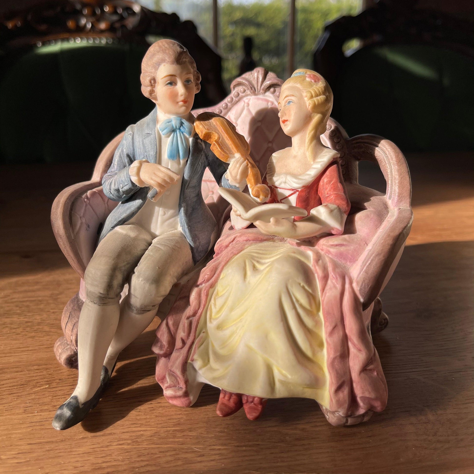 Porseleinen biscuit beeldje - Bamestra Curiosa