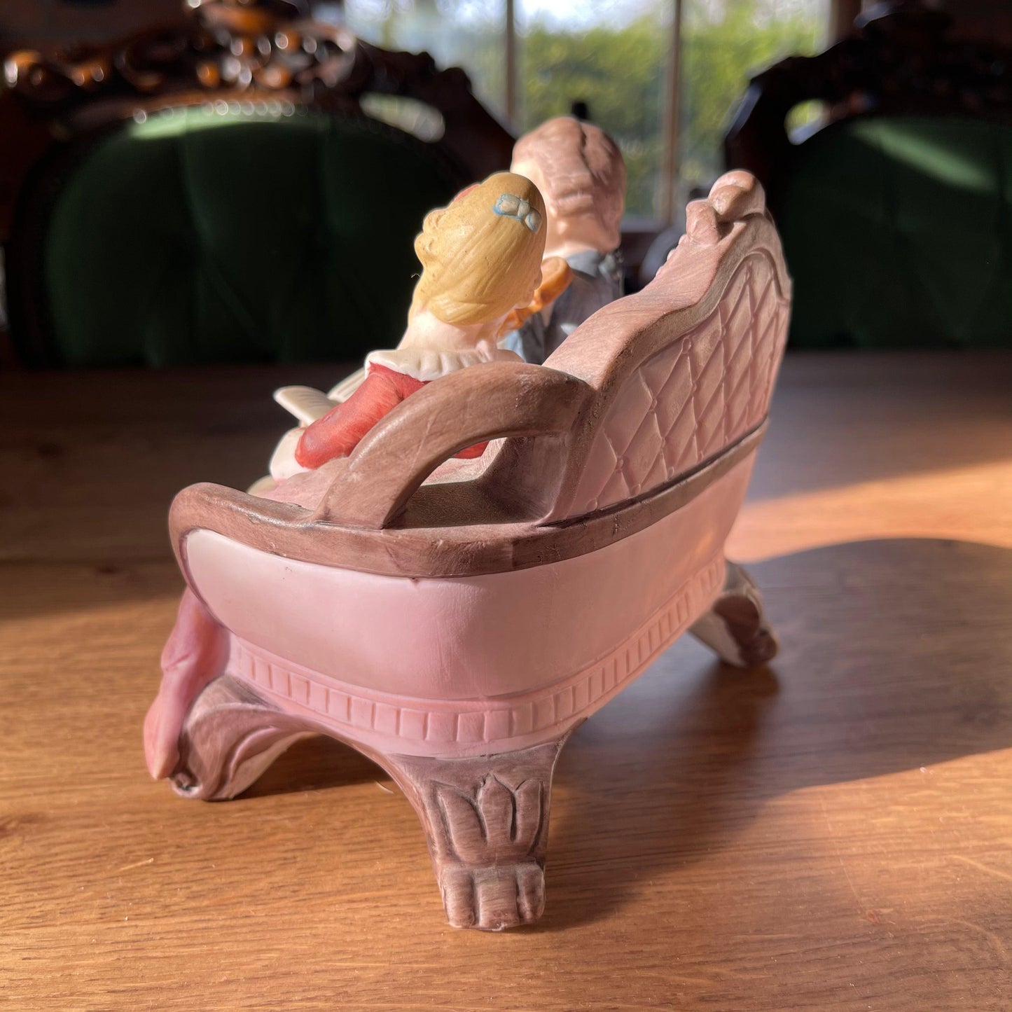 Porseleinen biscuit beeldje - Bamestra Curiosa