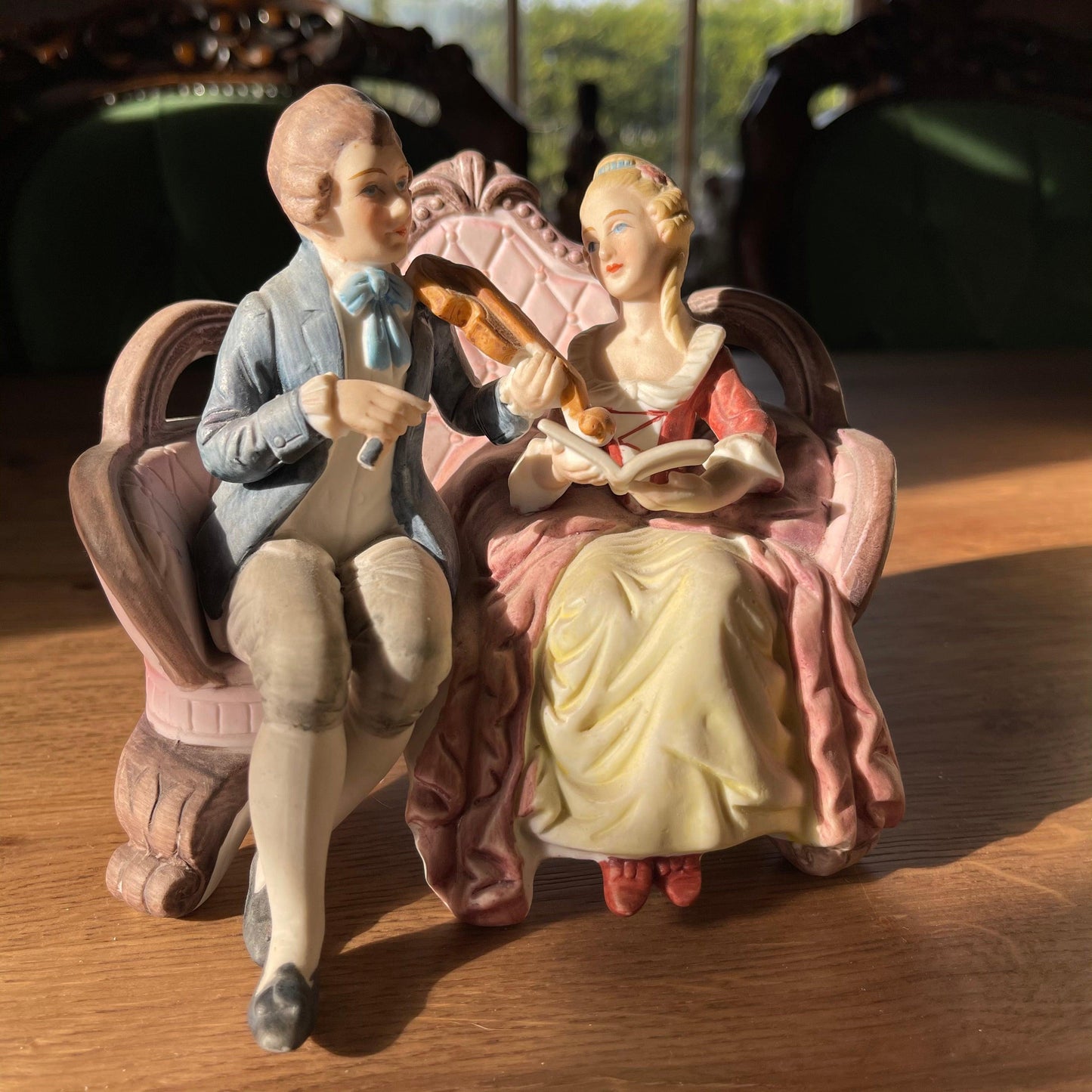 Porseleinen biscuit beeldje - Bamestra Curiosa