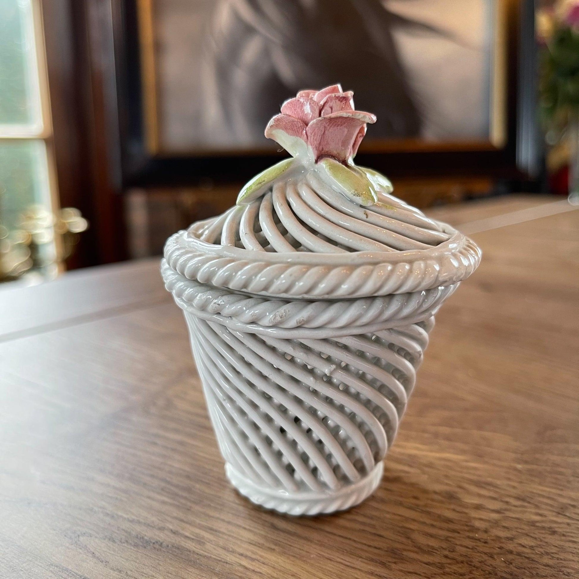 Porseleinen draadmandje met een dekseltje met een roosje - Bamestra Curiosa