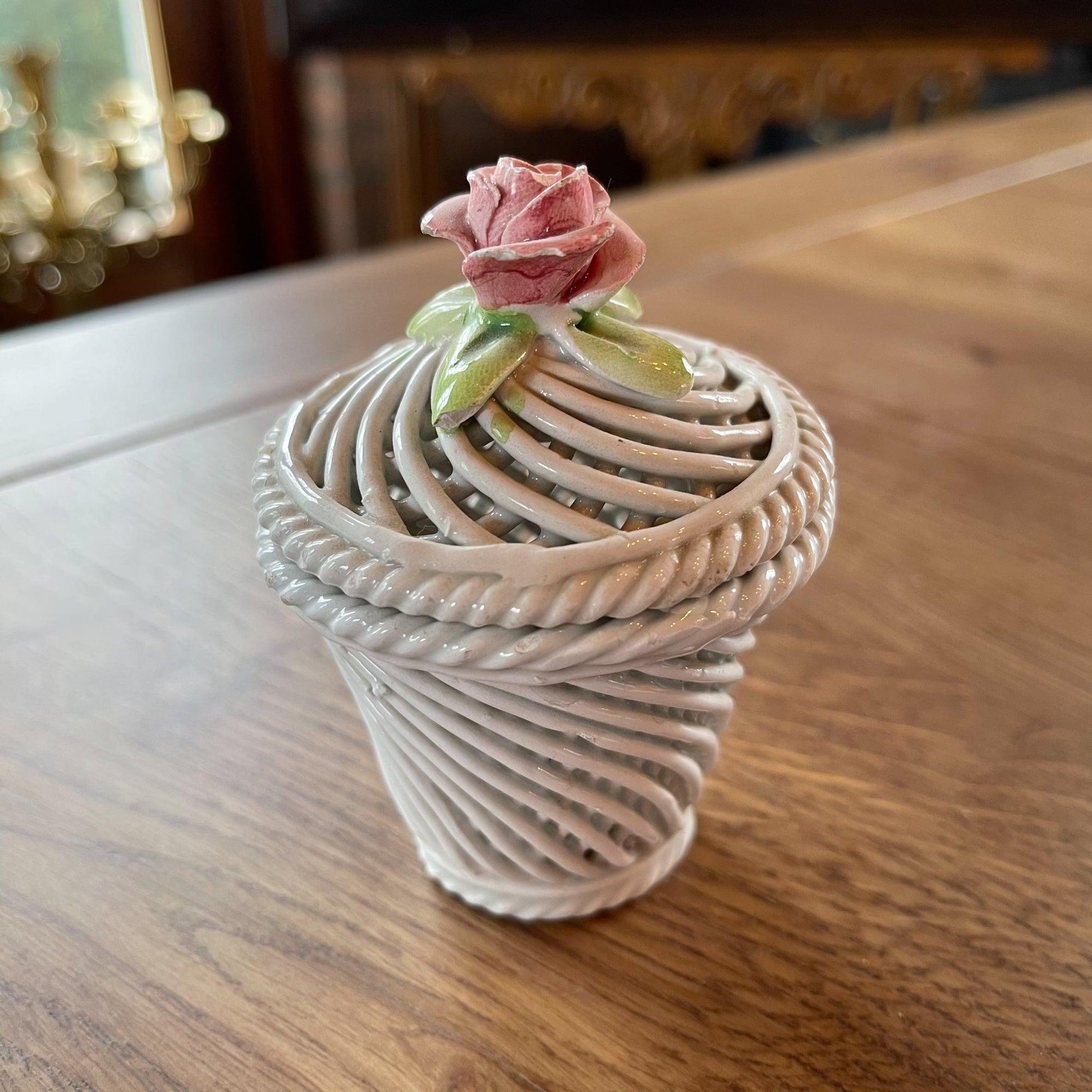 Porseleinen draadmandje met een dekseltje met een roosje - Bamestra Curiosa