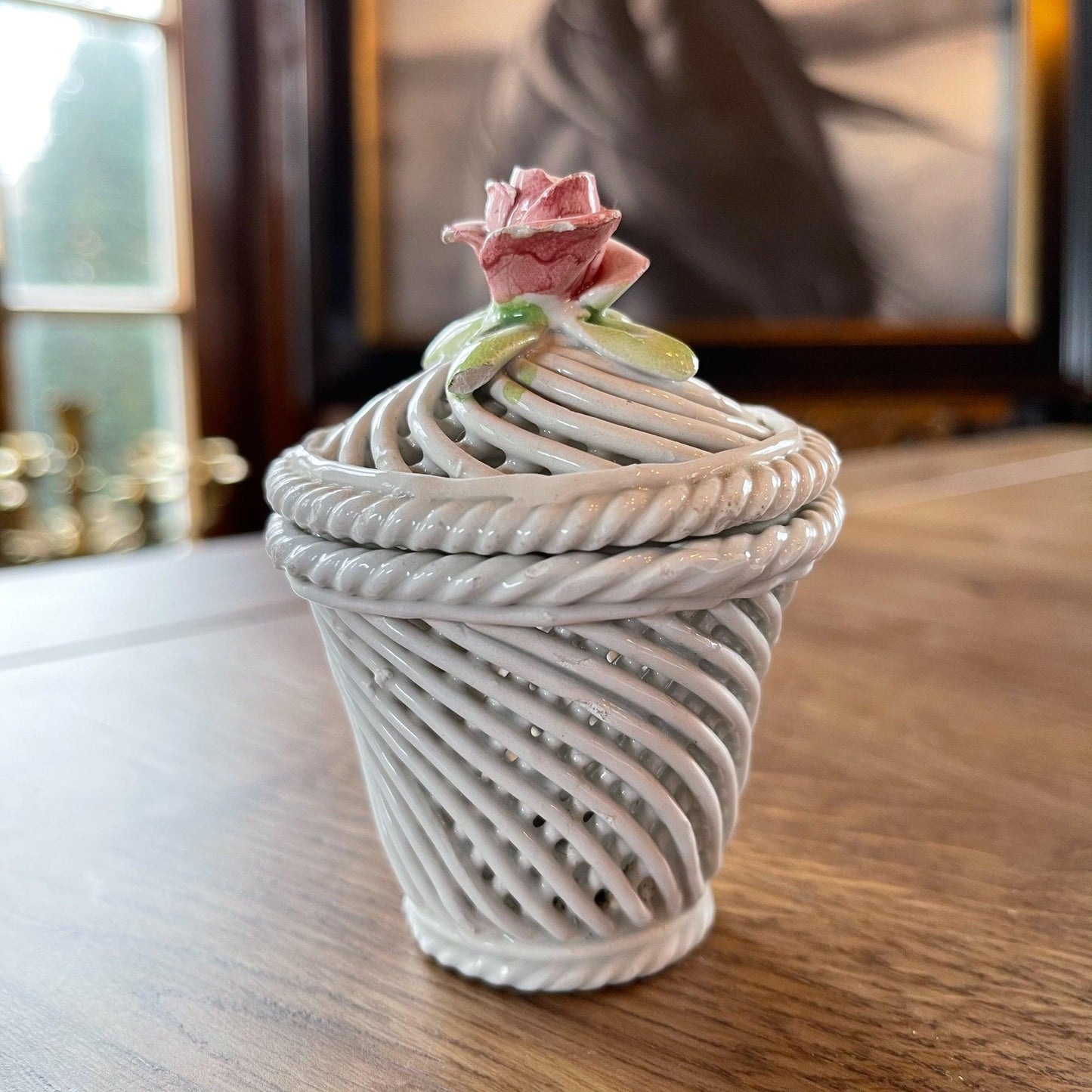 Porseleinen draadmandje met een dekseltje met een roosje - Bamestra Curiosa