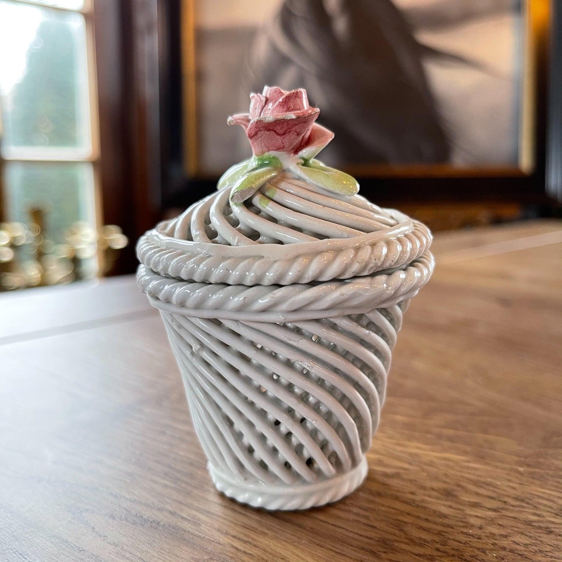 Porseleinen draadmandje met een dekseltje met een roosje - Bamestra Curiosa