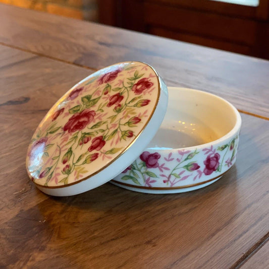 Porseleinen potje met roosjes - Bamestra Curiosa