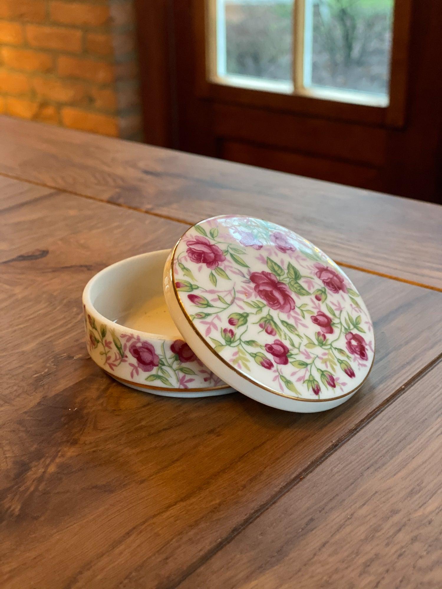 Porseleinen potje met roosjes - Bamestra Curiosa