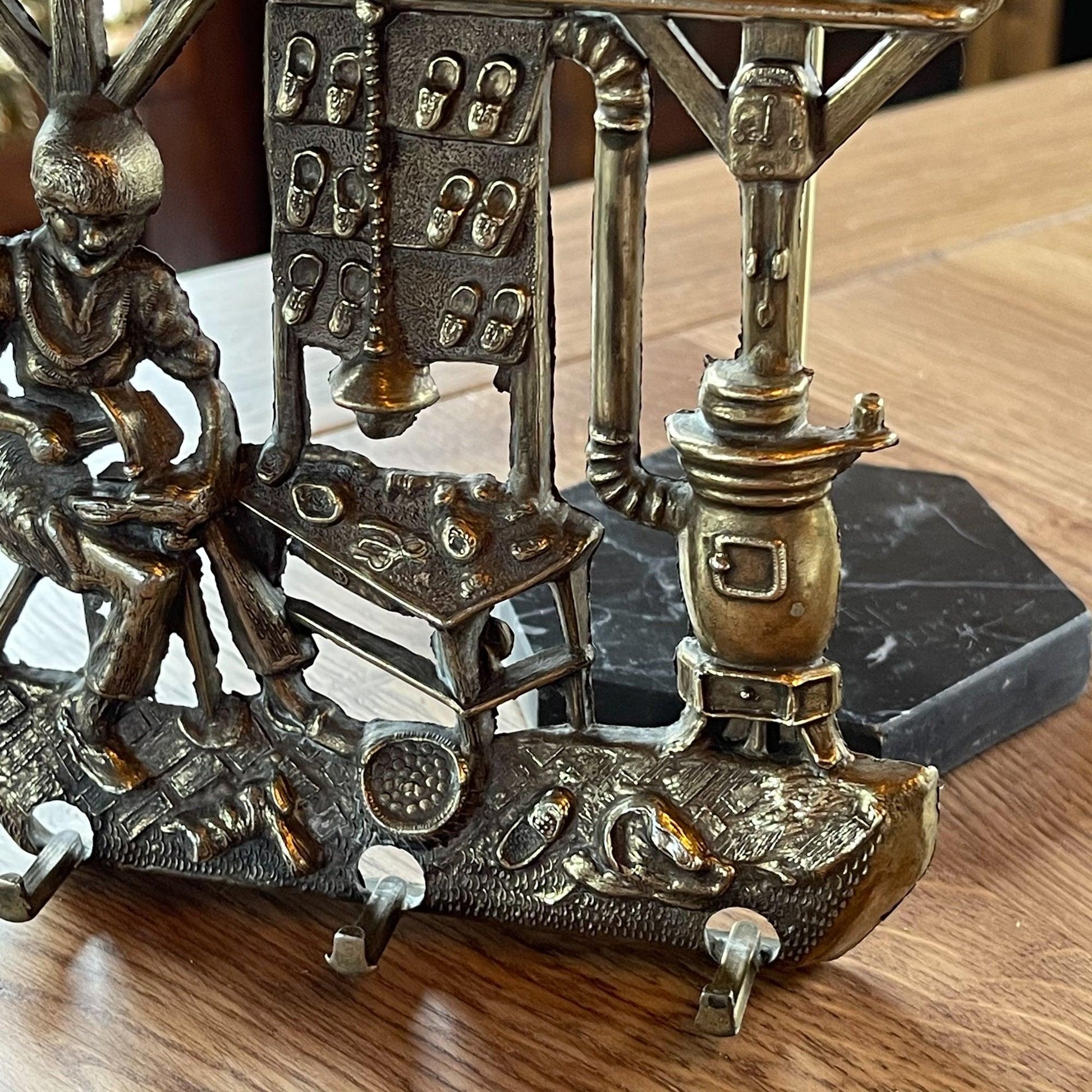 Sleutel rekje van koper van een schoenmaker - Bamestra Curiosa