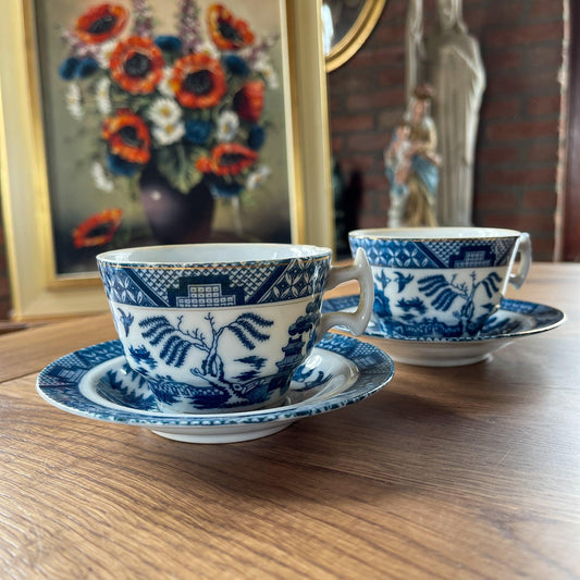 Twee kopjes met schoteltjes met Chinees motief - Bamestra Curiosa