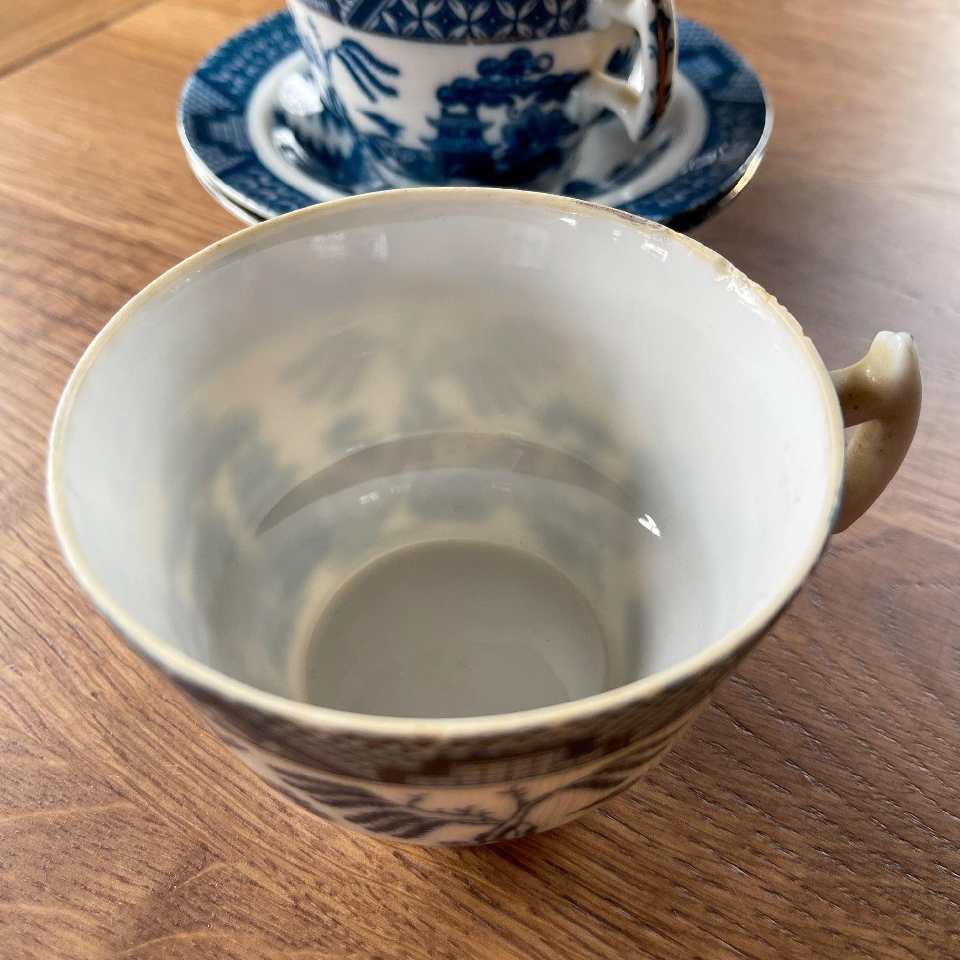 Twee kopjes met schoteltjes met Chinees motief - Bamestra Curiosa