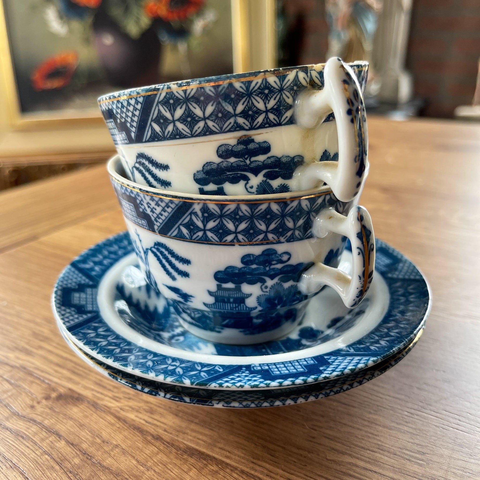 Twee kopjes met schoteltjes met Chinees motief - Bamestra Curiosa