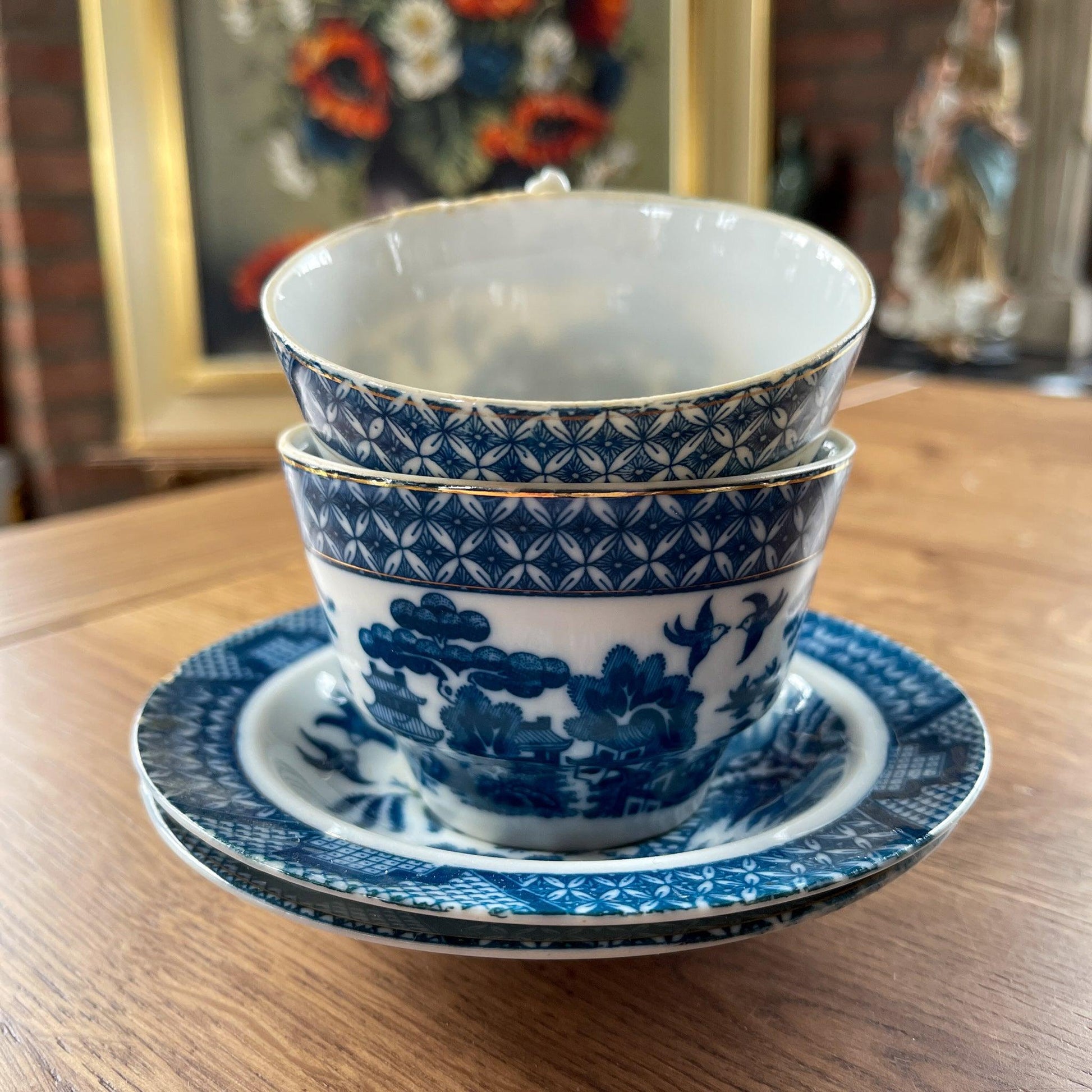 Twee kopjes met schoteltjes met Chinees motief - Bamestra Curiosa