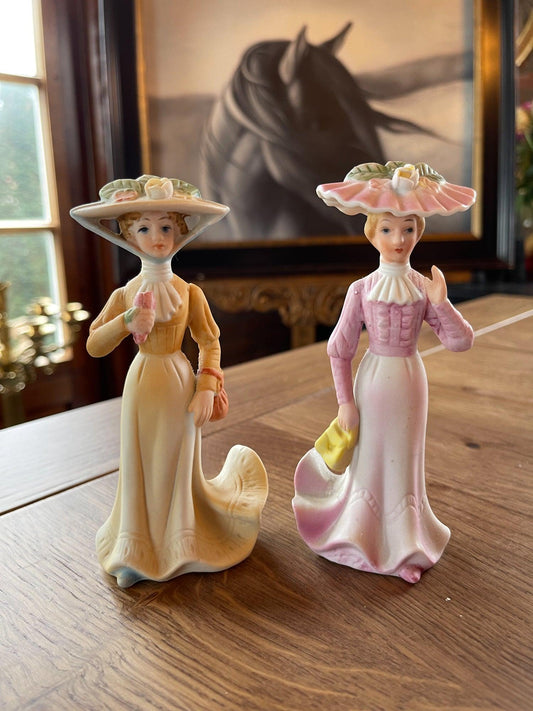 Twee porseleinen biscuit beeldjes - Bamestra Curiosa