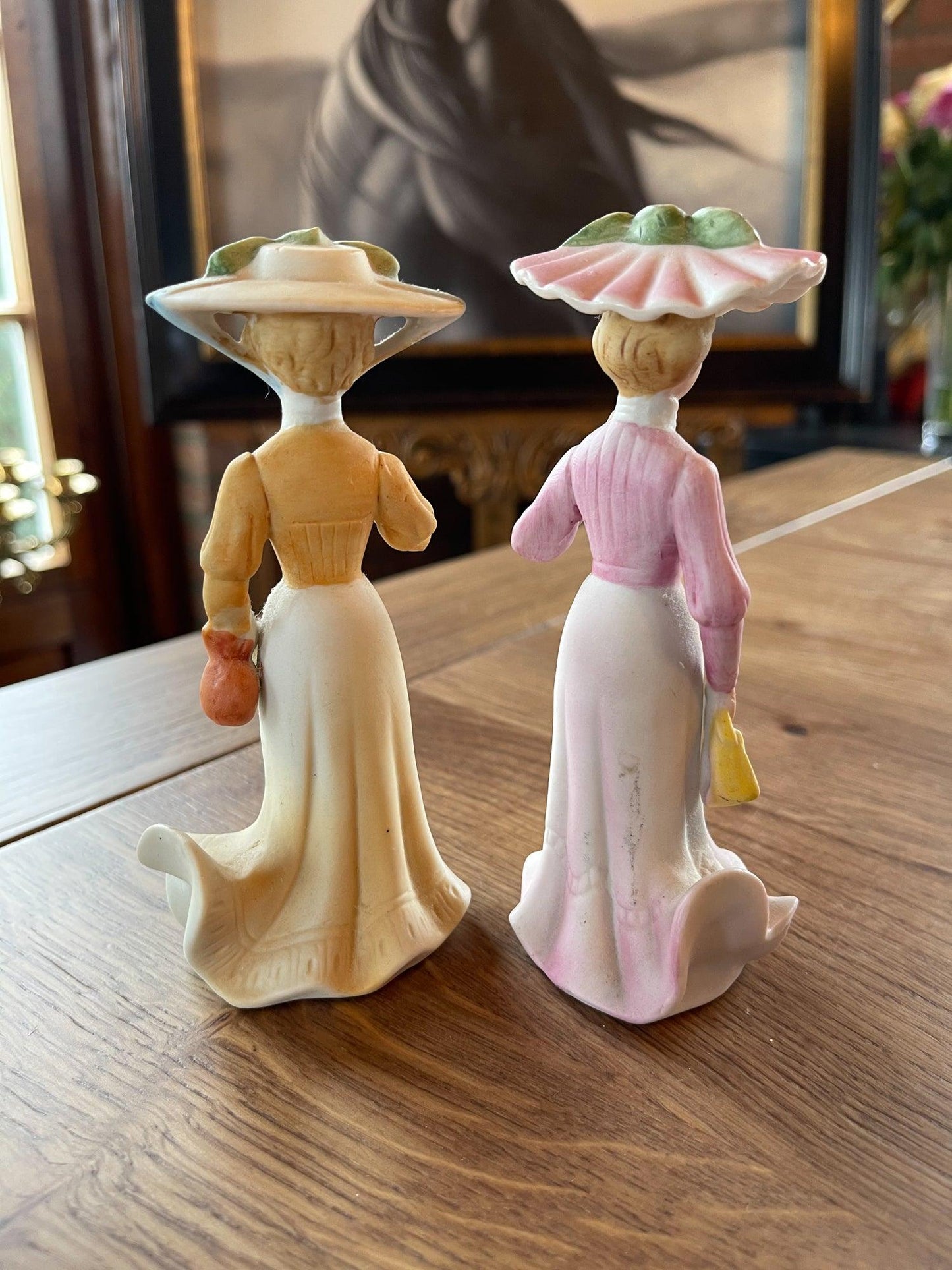 Twee porseleinen biscuit beeldjes - Bamestra Curiosa