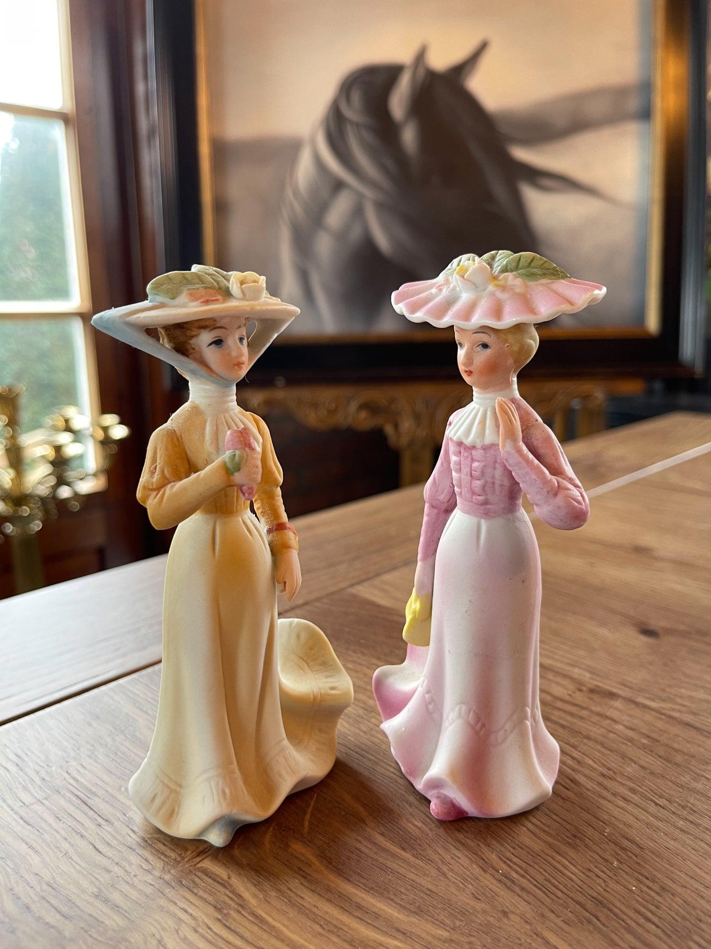 Twee porseleinen biscuit beeldjes - Bamestra Curiosa